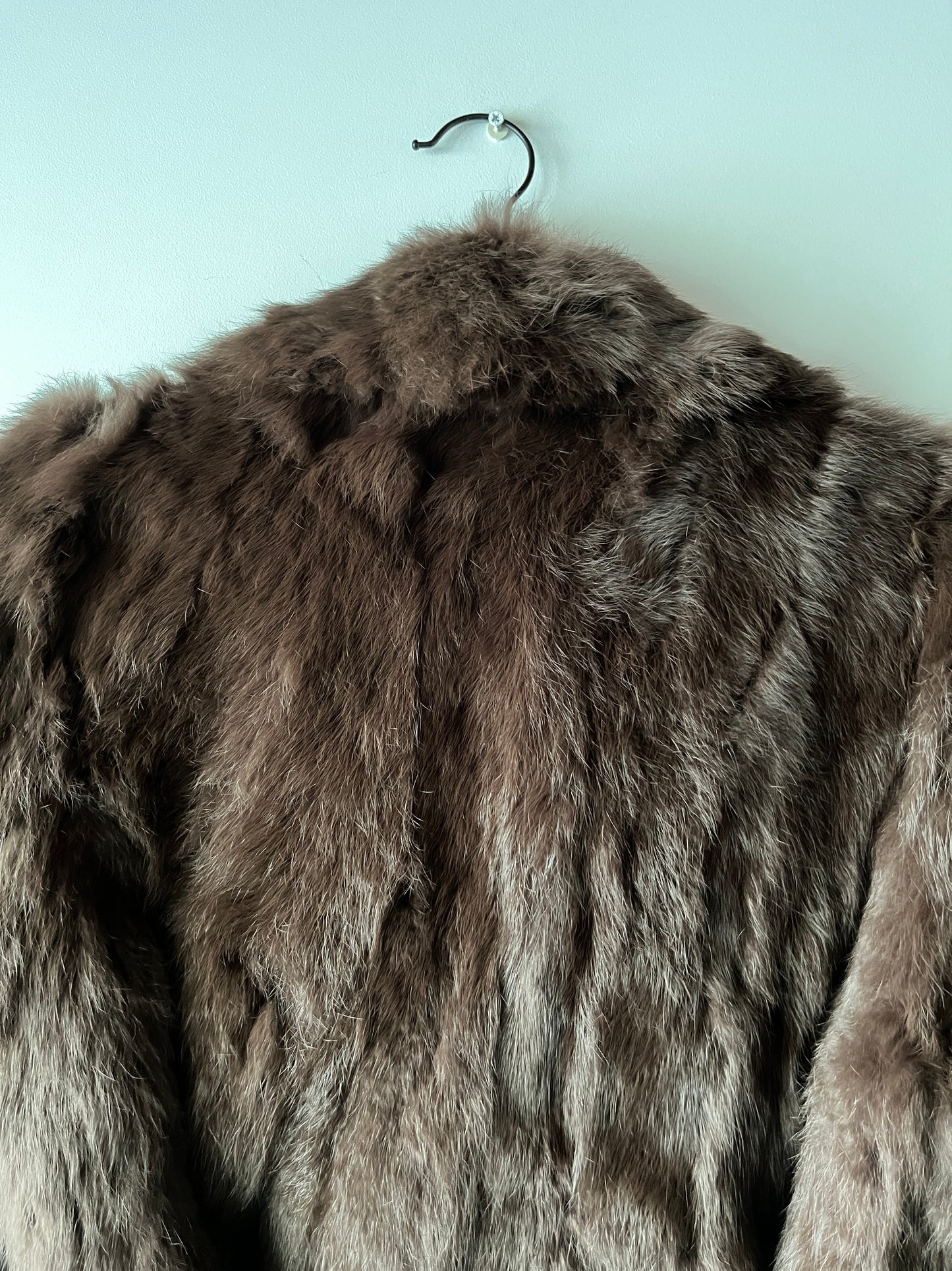 Manteau en fourrure marron ceinturé