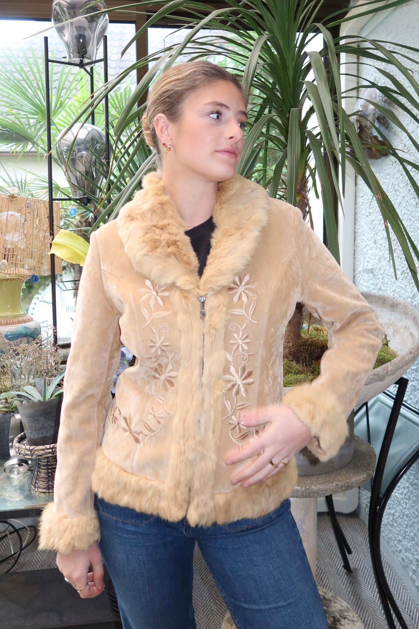 Veste en peau retournée beige et bordures en fourrure