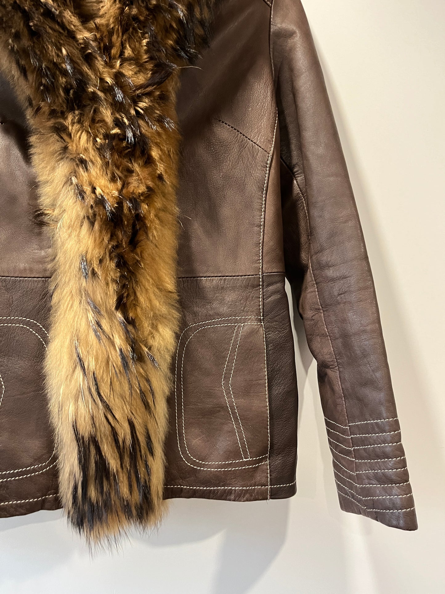Veste en cuir marron et bordures en fourrure