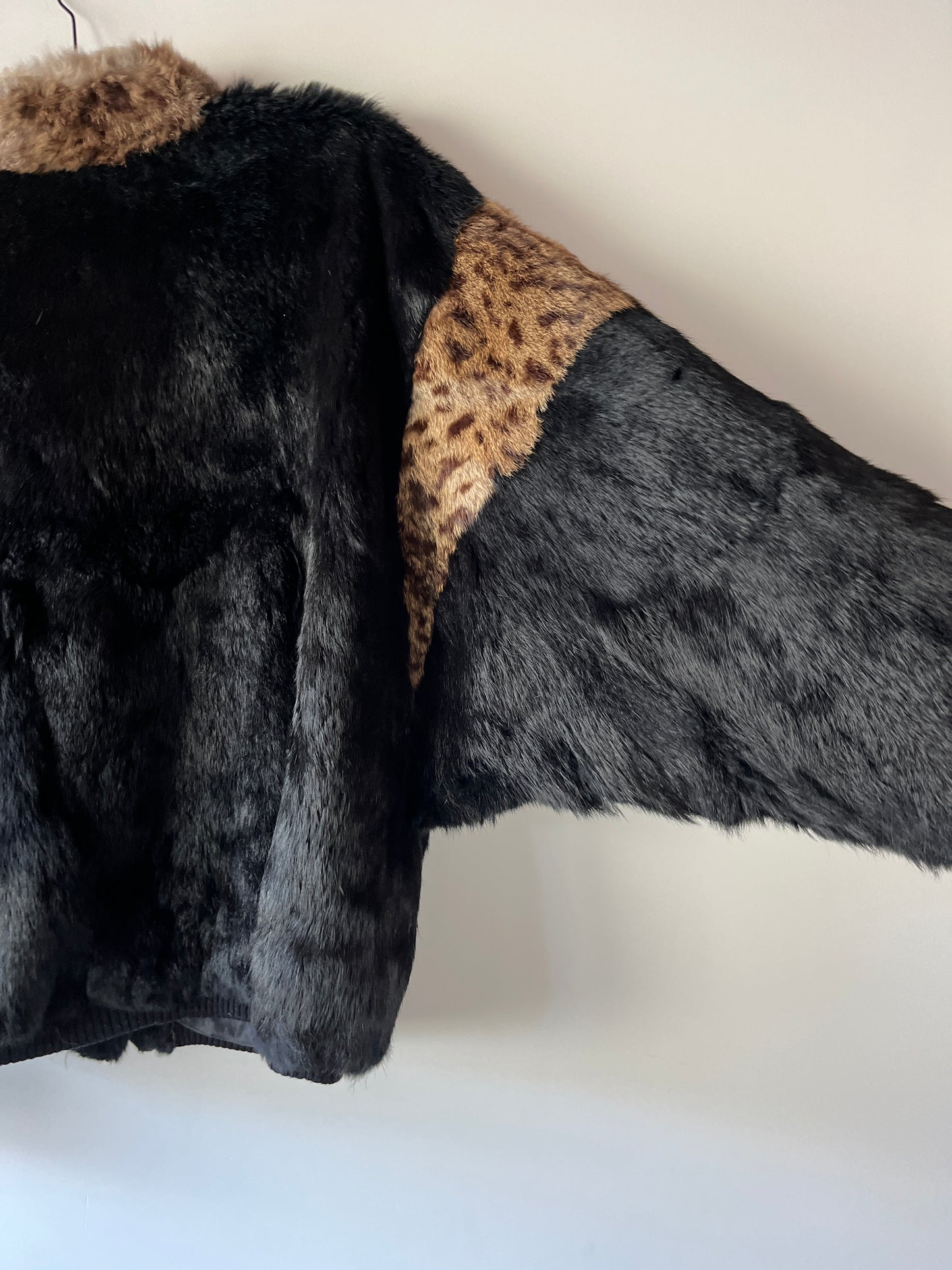 Veste en fourrure noire et léopard