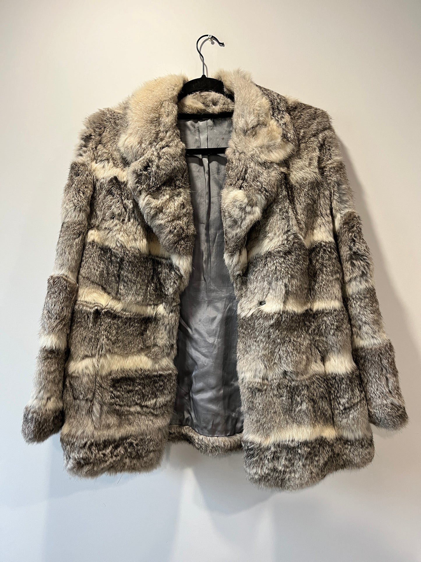 Manteau en fourrure gris et blanc