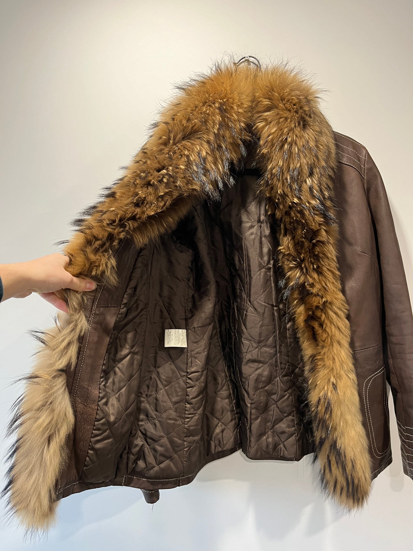Veste en cuir marron et bordures en fourrure
