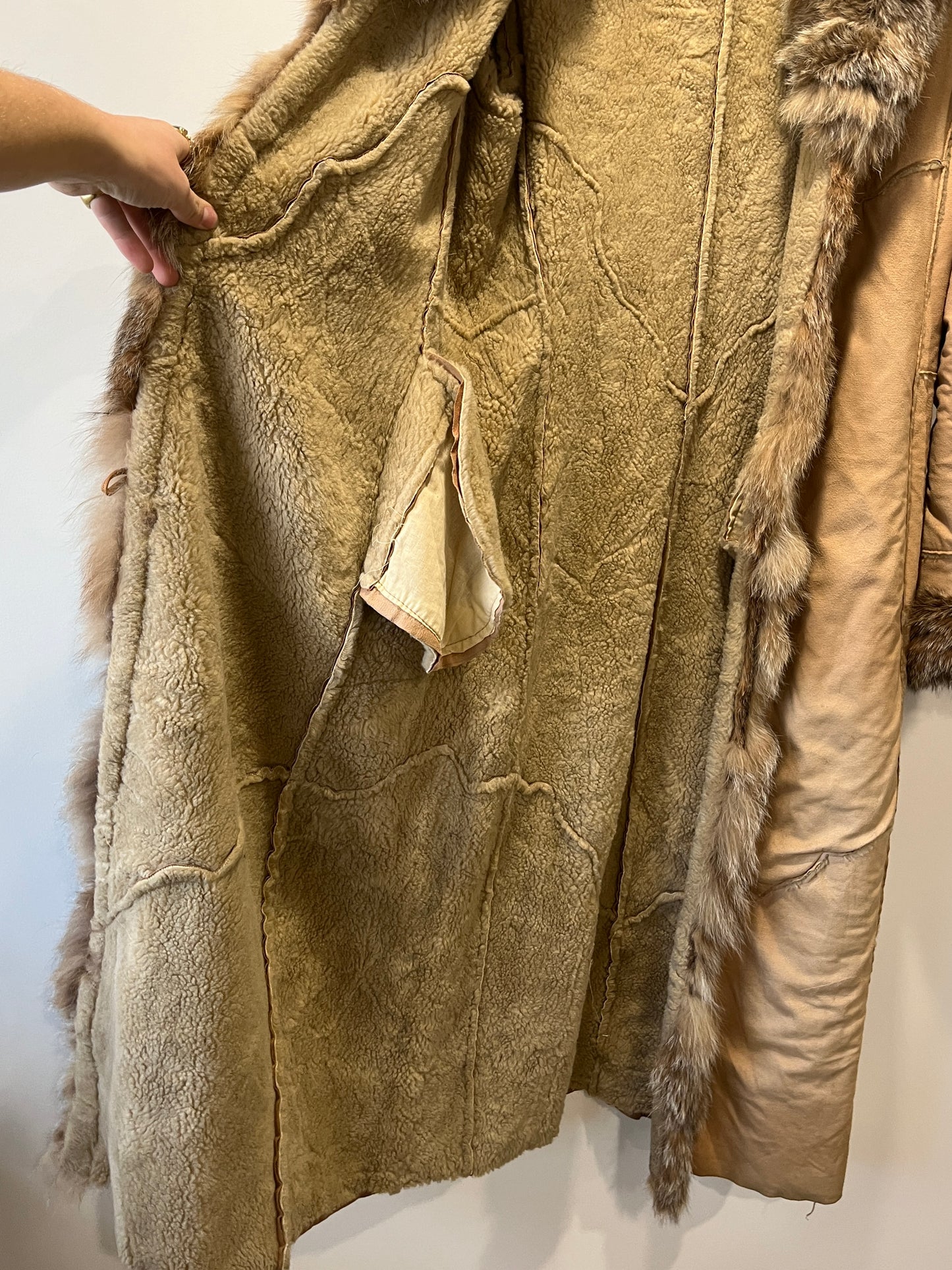 Manteau long beige avec bordures en fourrure