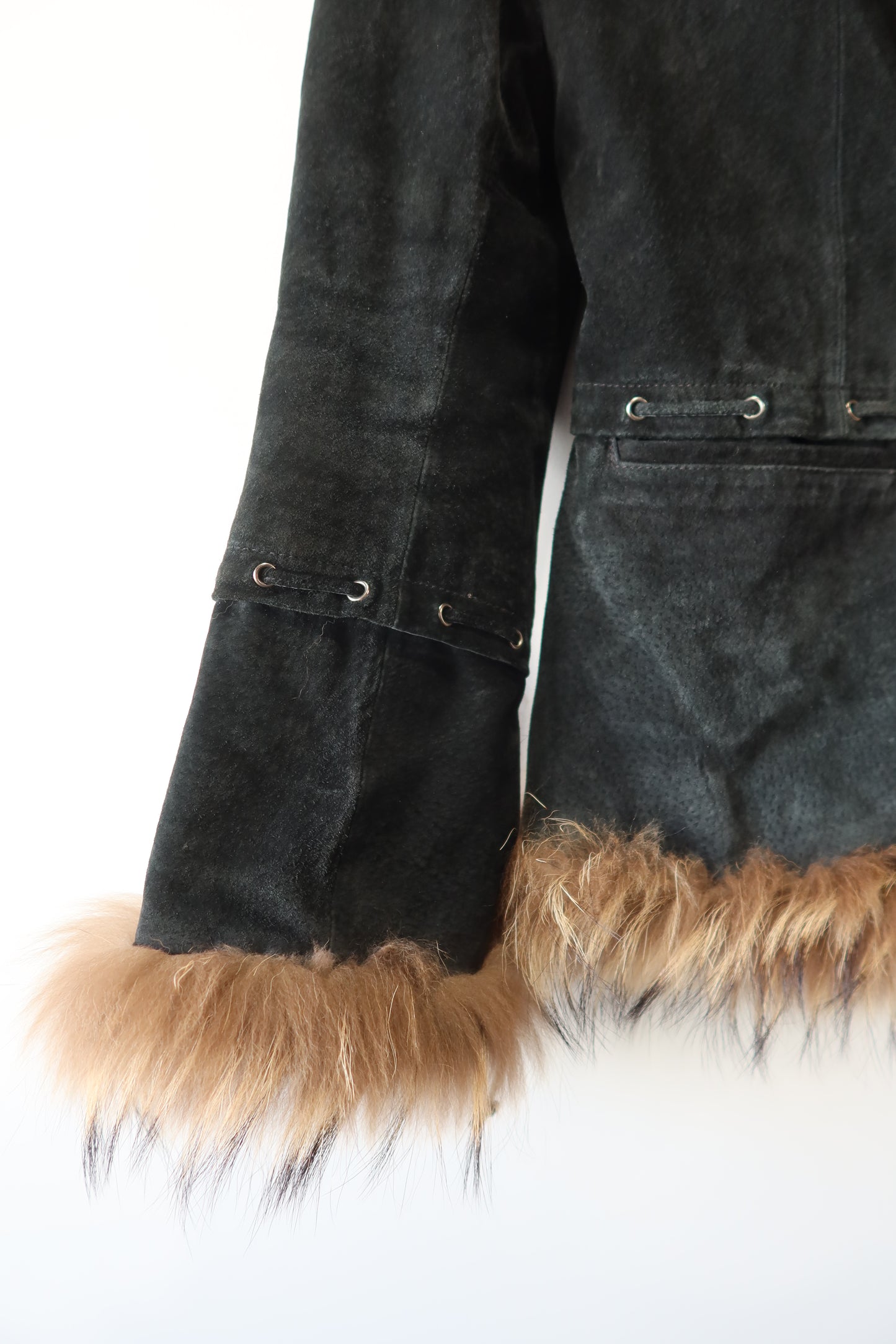 Veste en cuir noir avec bordures en fourrure