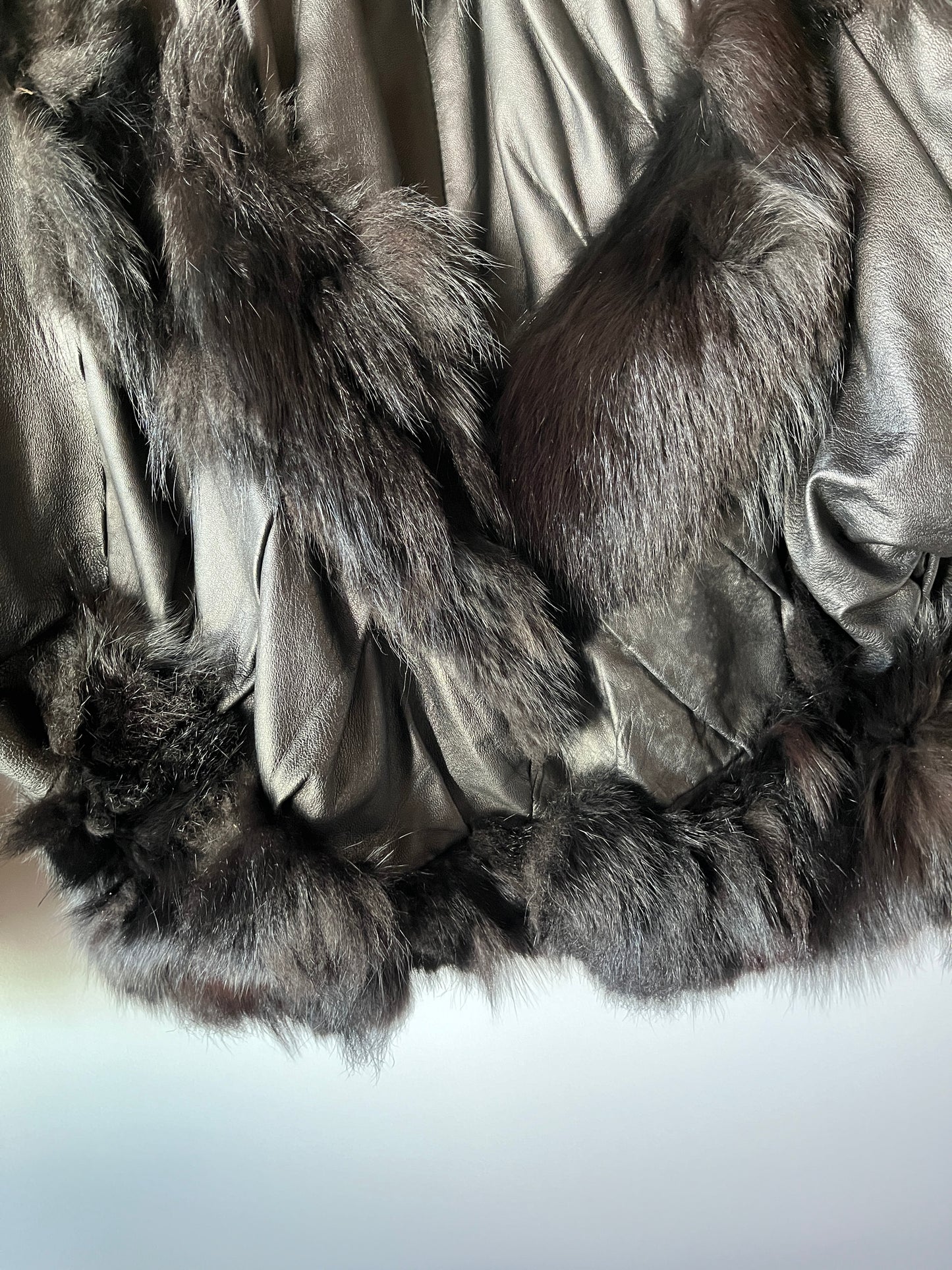 Veste en cuir et fourrure à manches chauve-souris