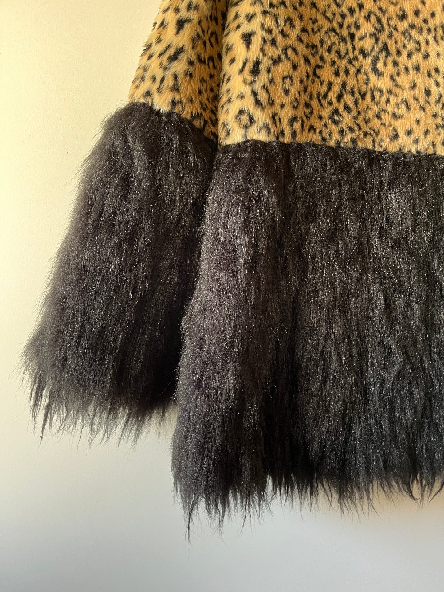 Veste bi-matière léopard brodé et fausse fourrure