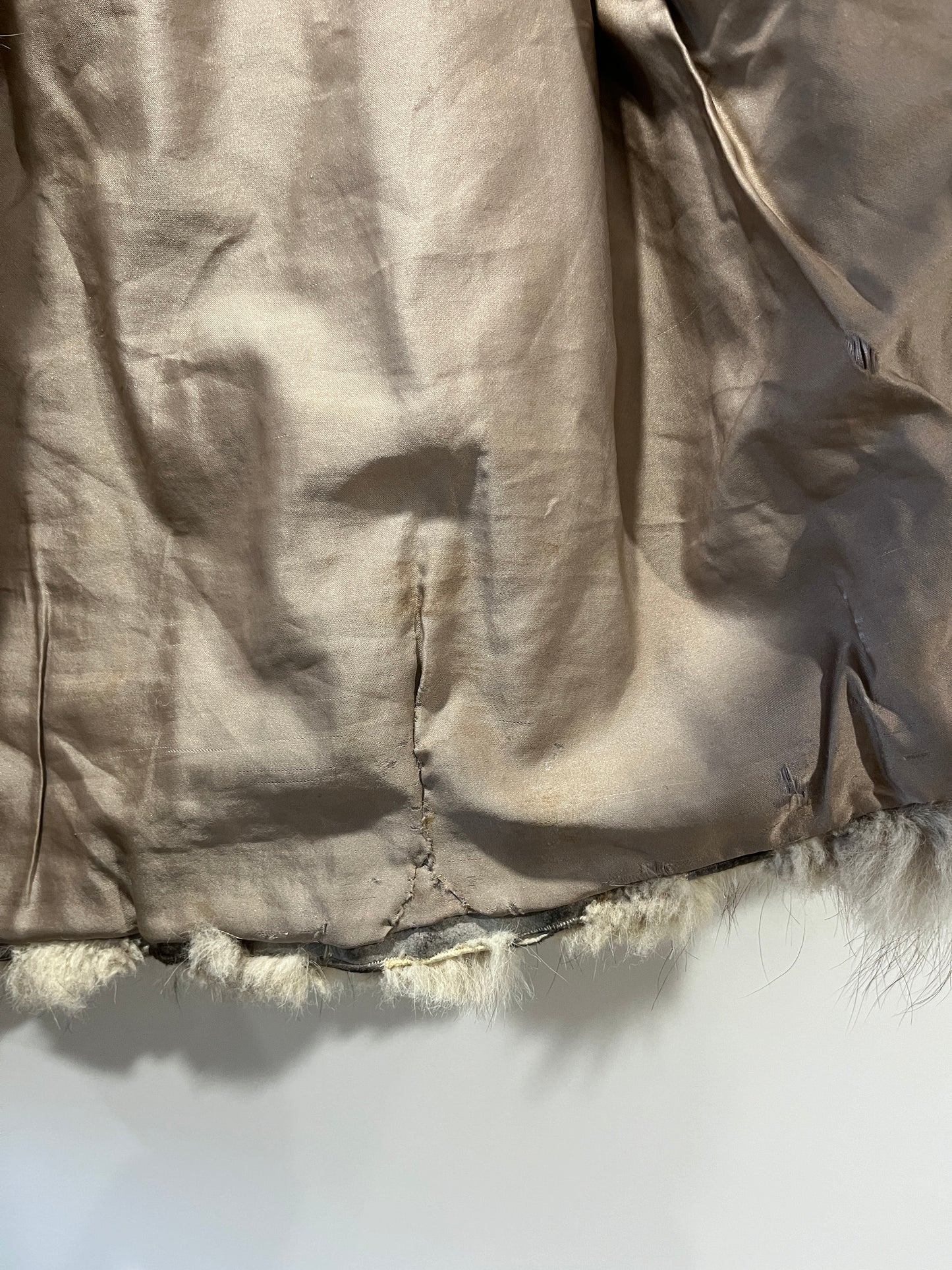 Manteau en fourrure galonné blanc