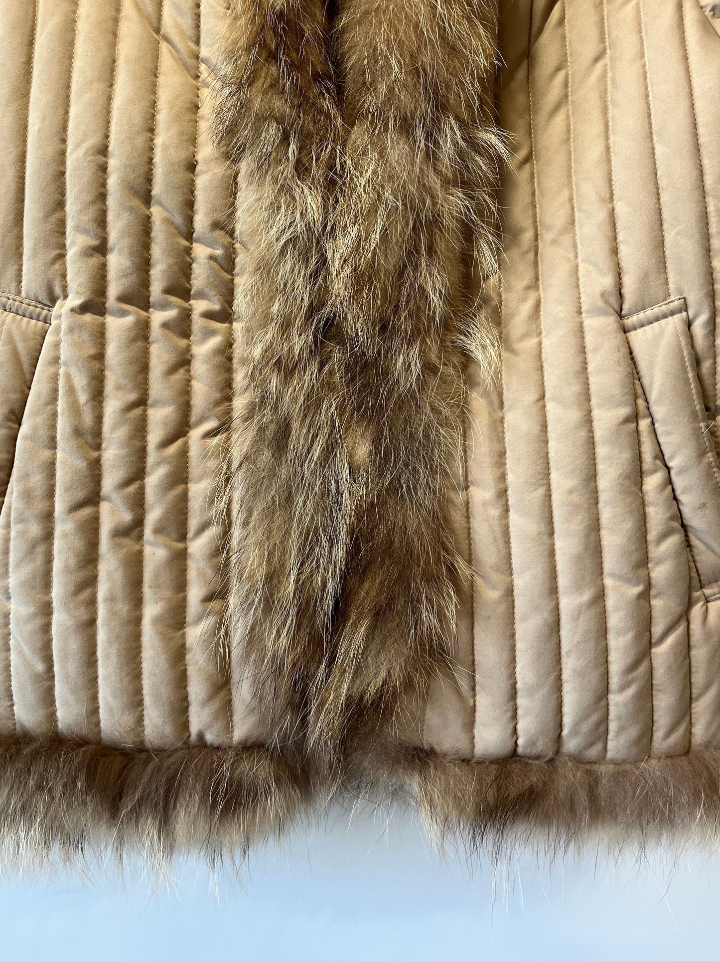 Veste matelassée beige avec bordures en fourrure