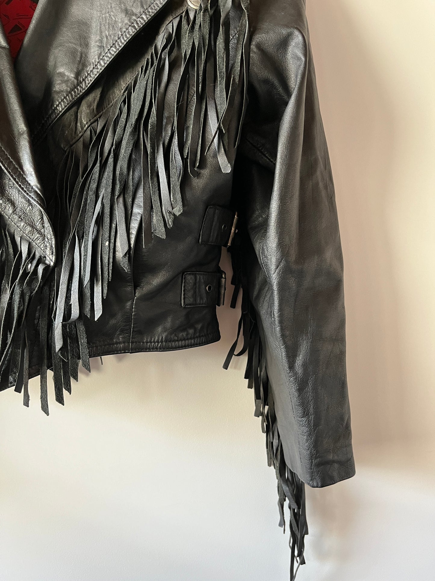 Veste en cuir noire à franges