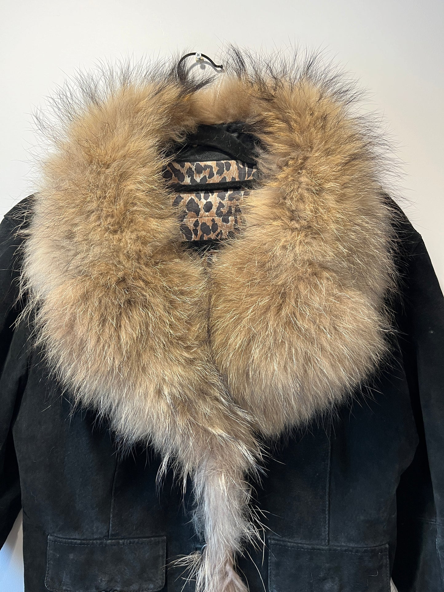 Veste en cuir noir avec bordures en fourrure