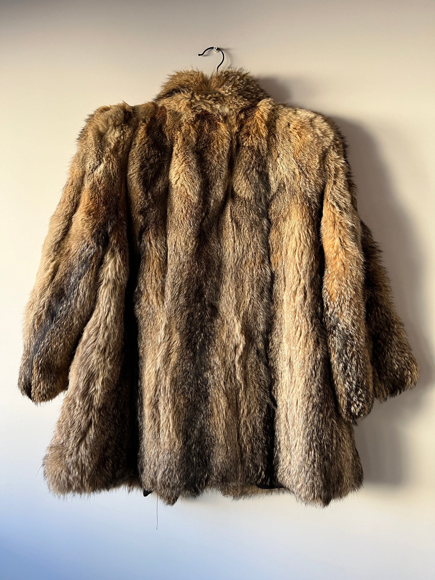 Manteau en fourrure grise, fauve et beige