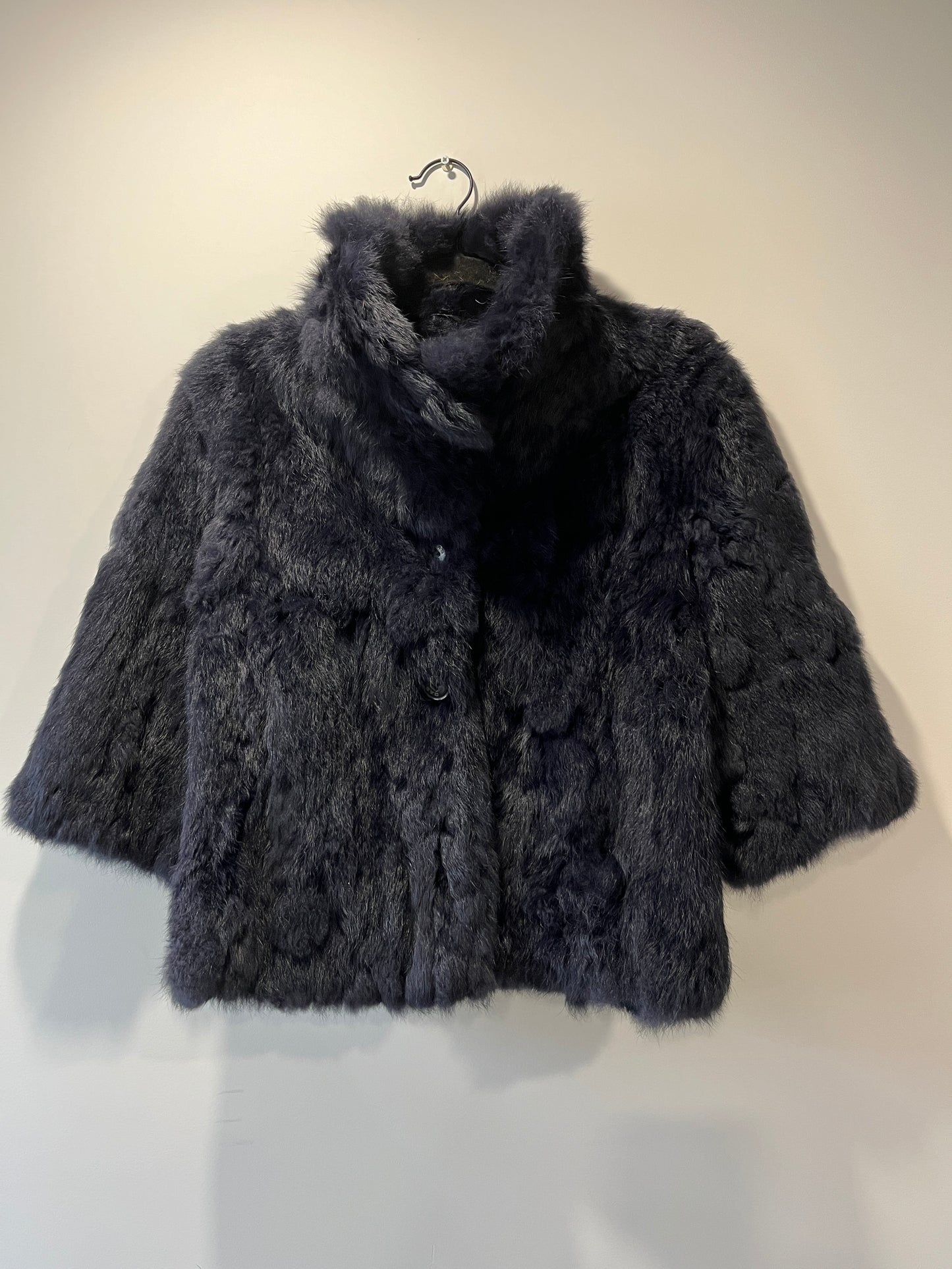 Veste en fourrure bleu nuit manches courtes