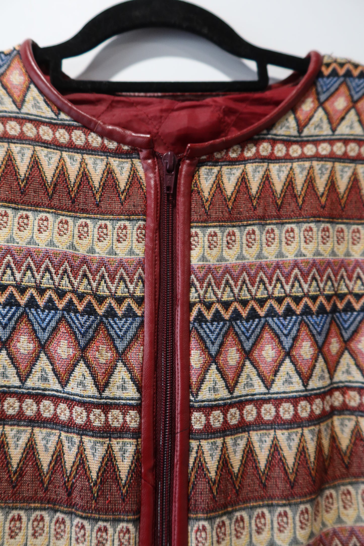 Veste bi-matière brodée avec fausse fourrure