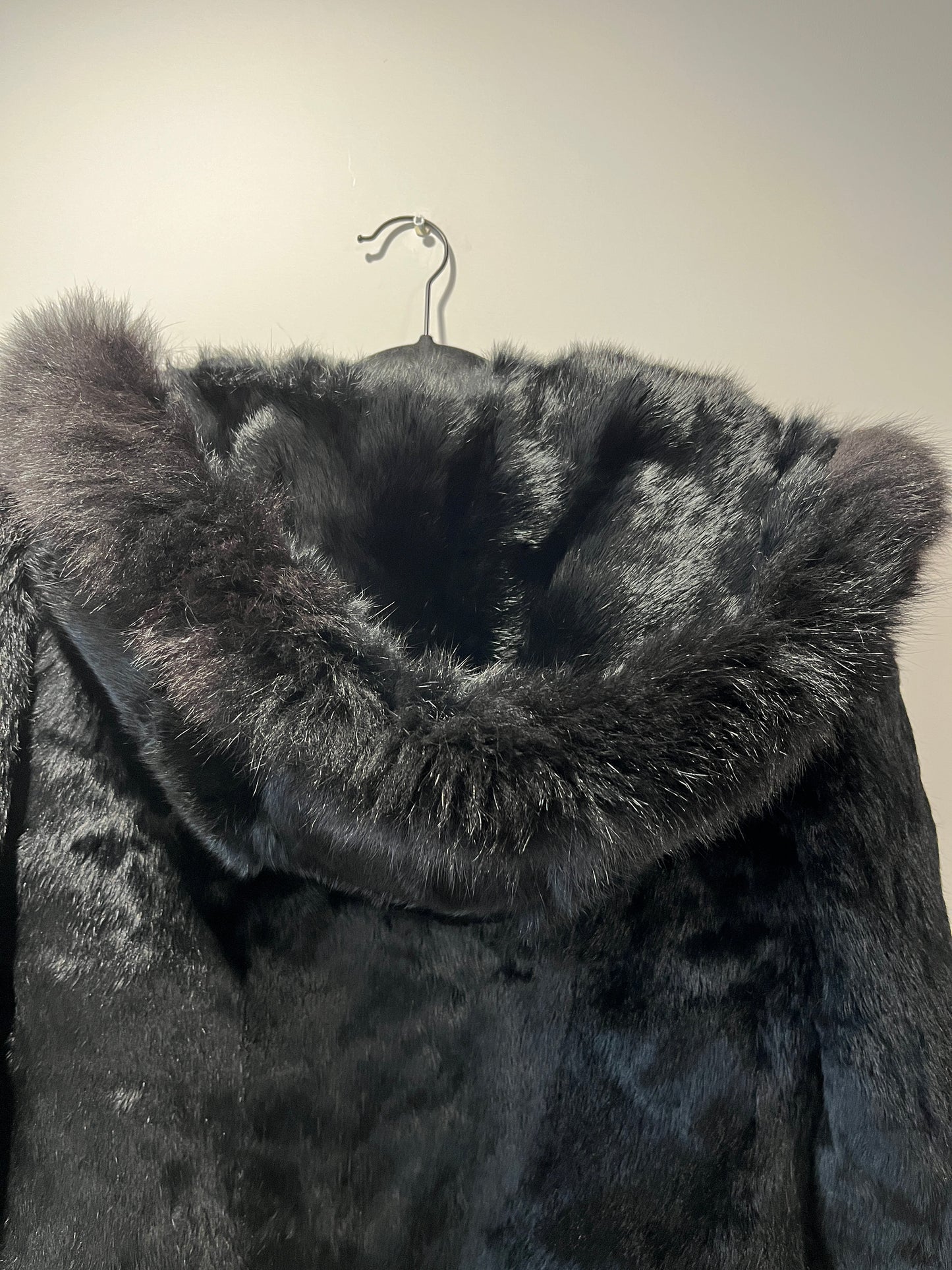 Veste à capuche courte en fourrure noire