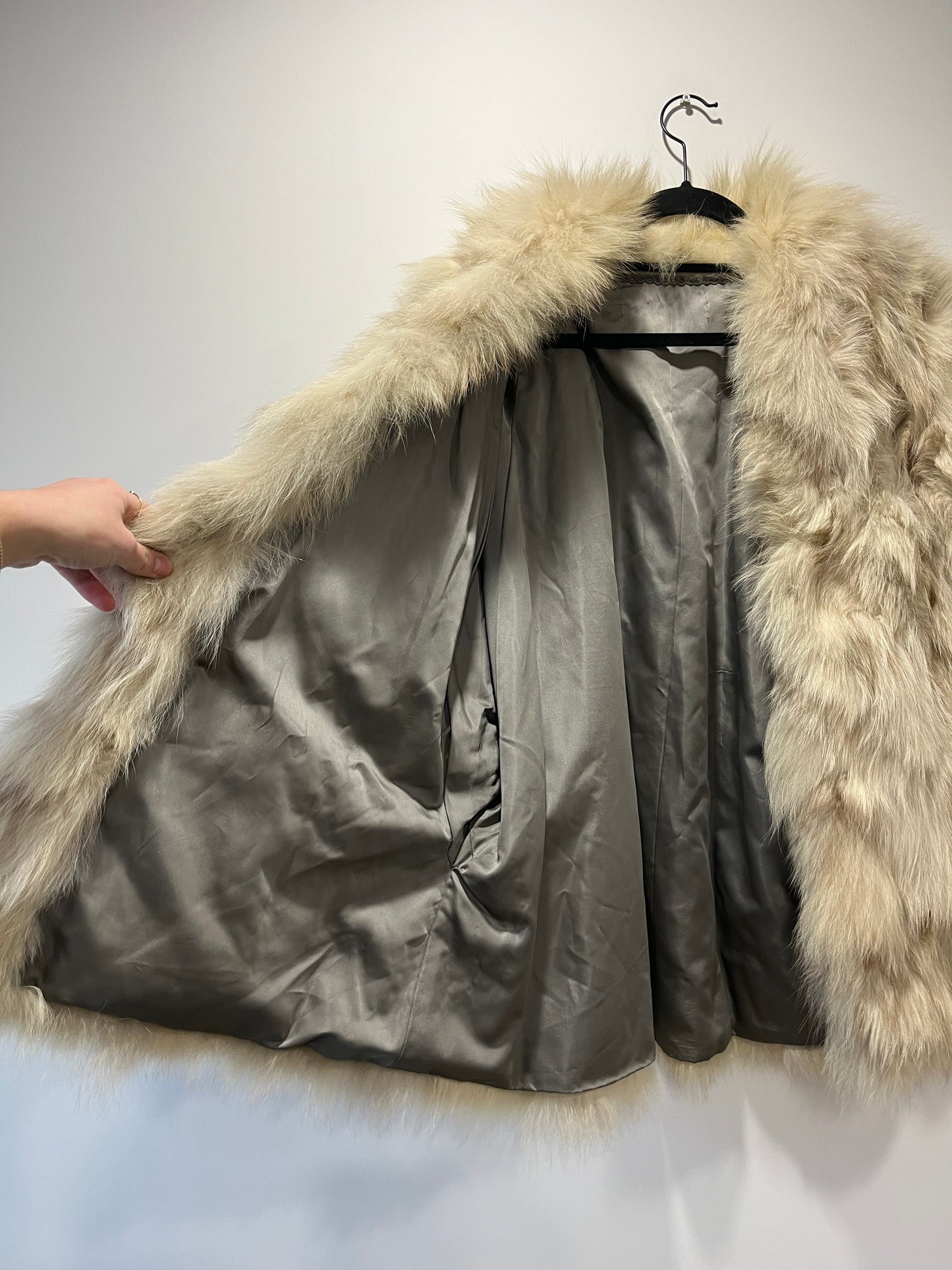 Manteau en fourrure blanc manches chauve-souris