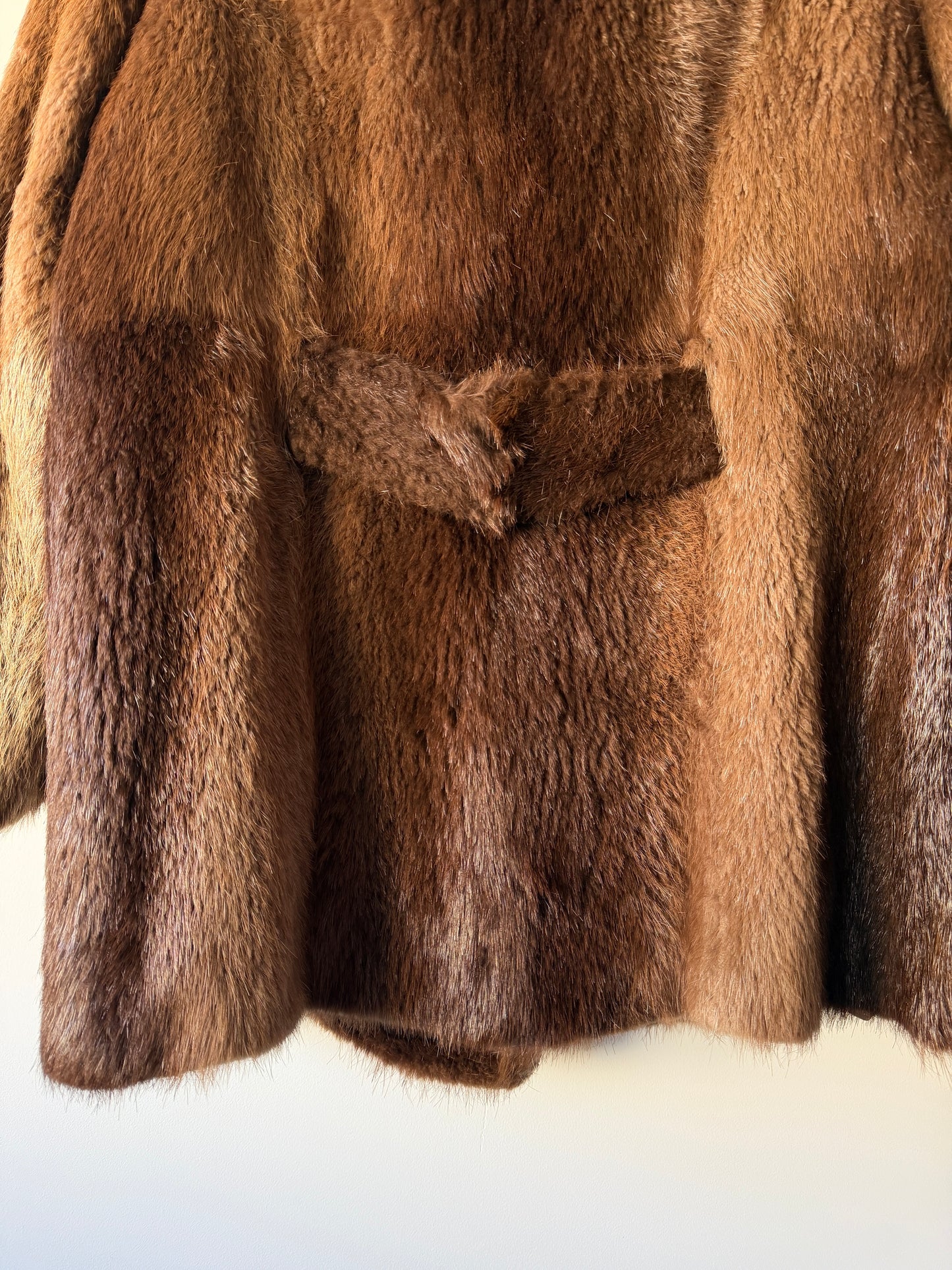 Manteau en fourrure forme caban