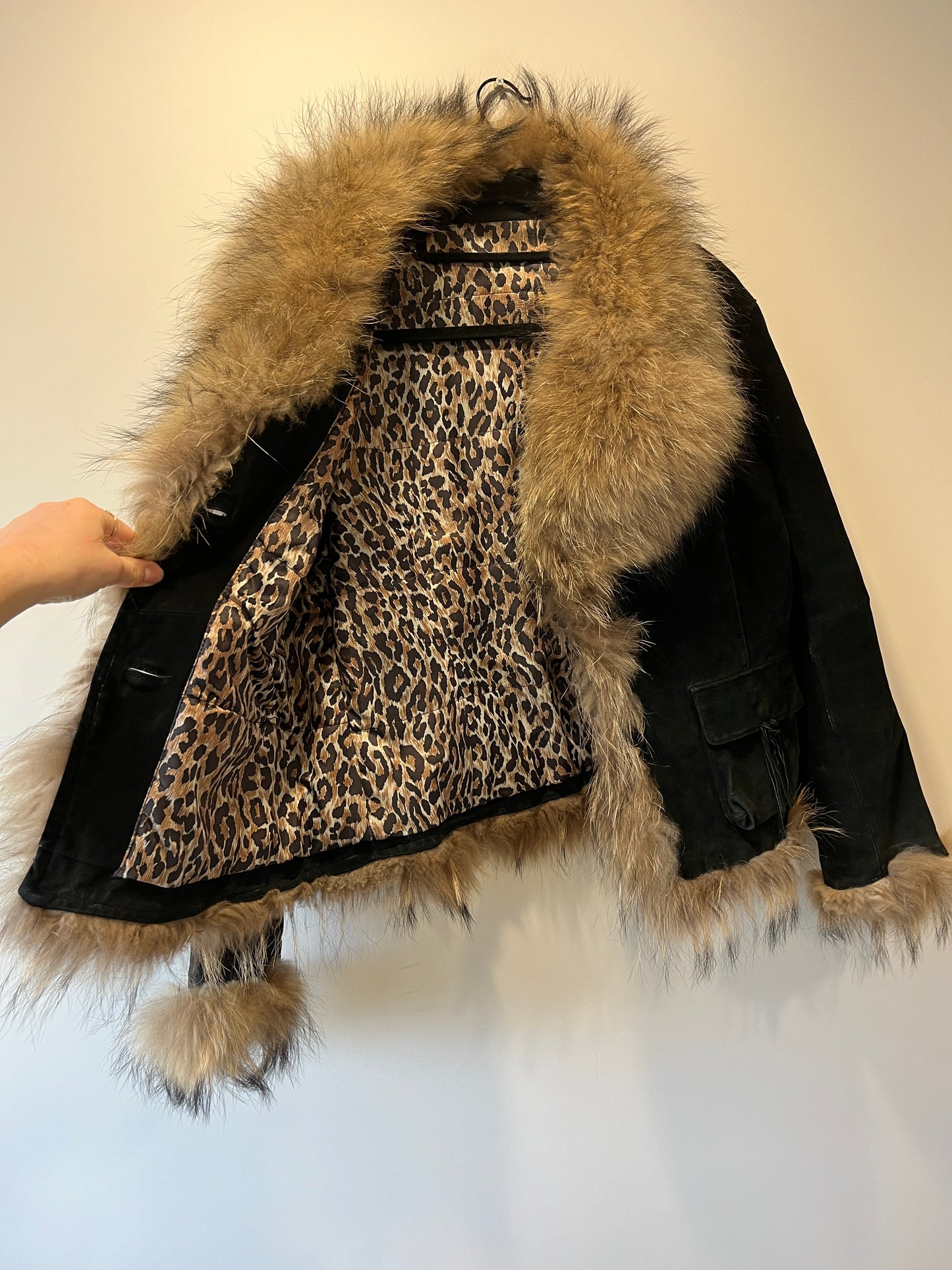 Veste en cuir noir avec bordures en fourrure