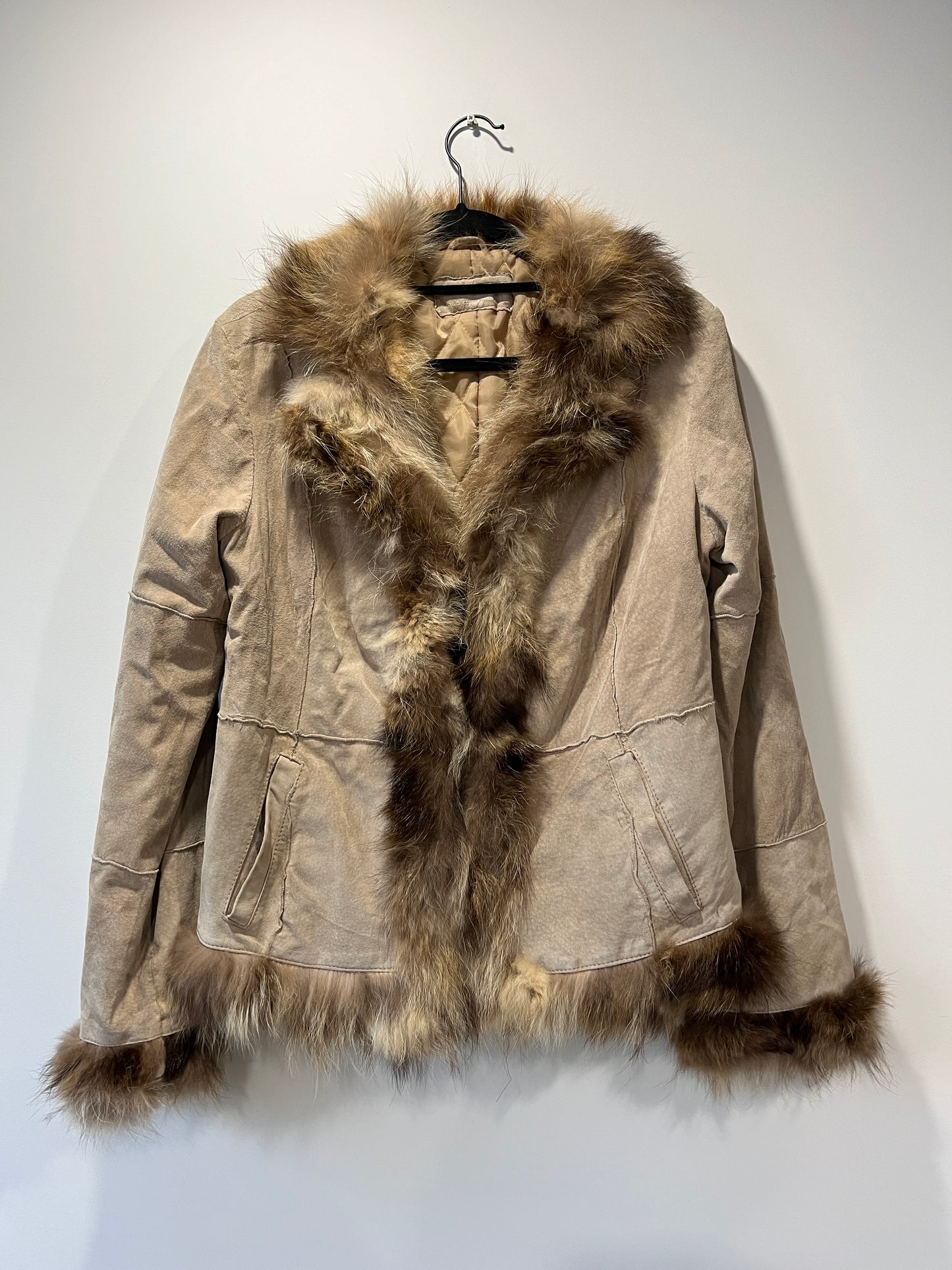 Veste en cuir beige avec bordures en fourrure