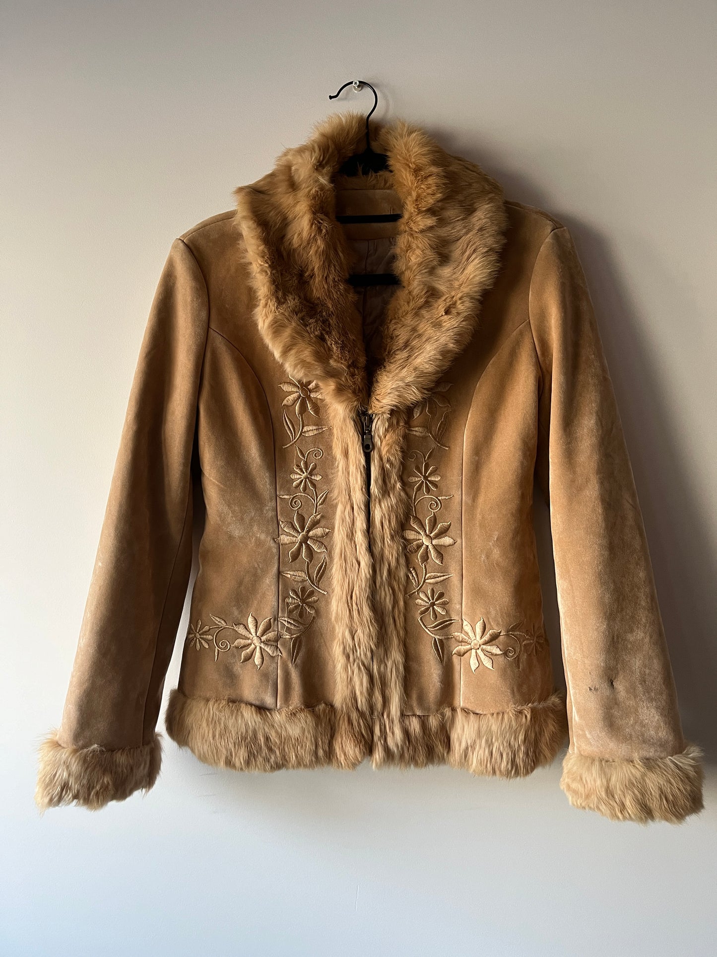 Veste en peau retournée beige et bordures en fourrure