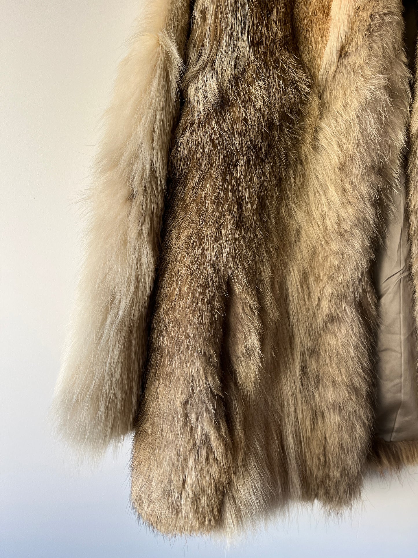 Manteau en fourrure beige et grise