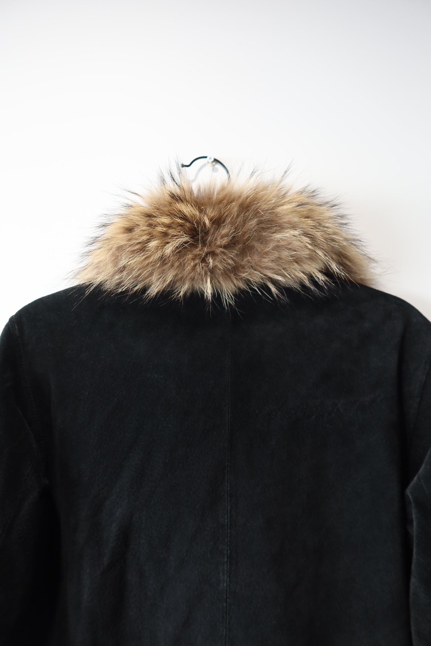 Veste en cuir noir avec bordures en fourrure