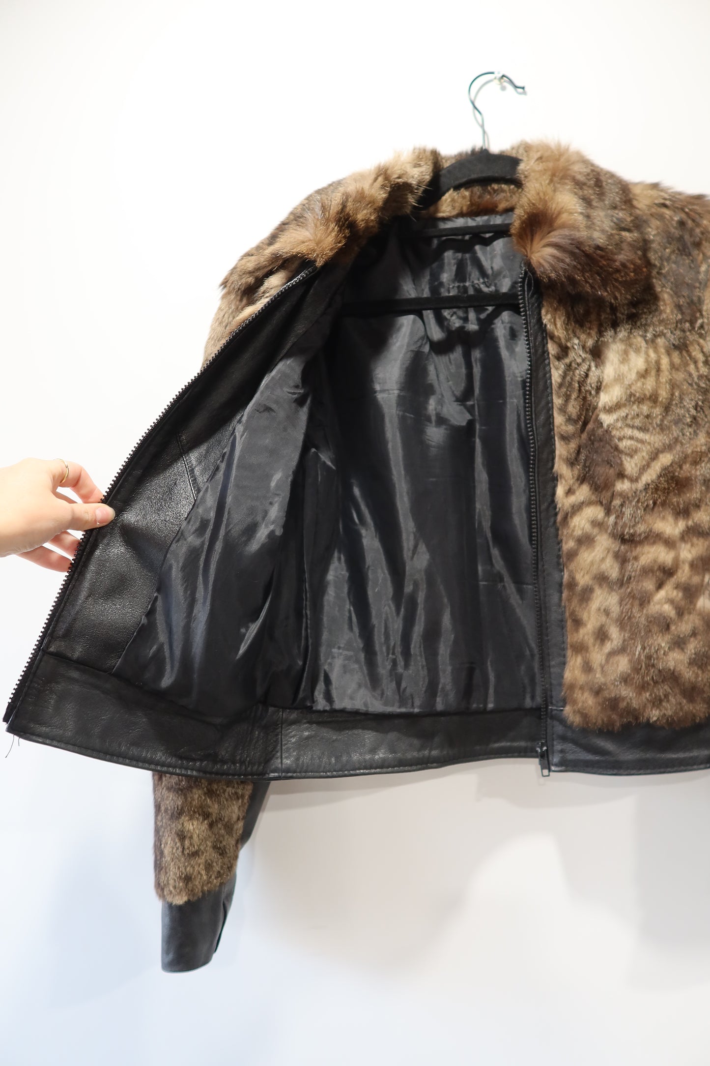 Veste courte en fourrure imprimée animal et cuir