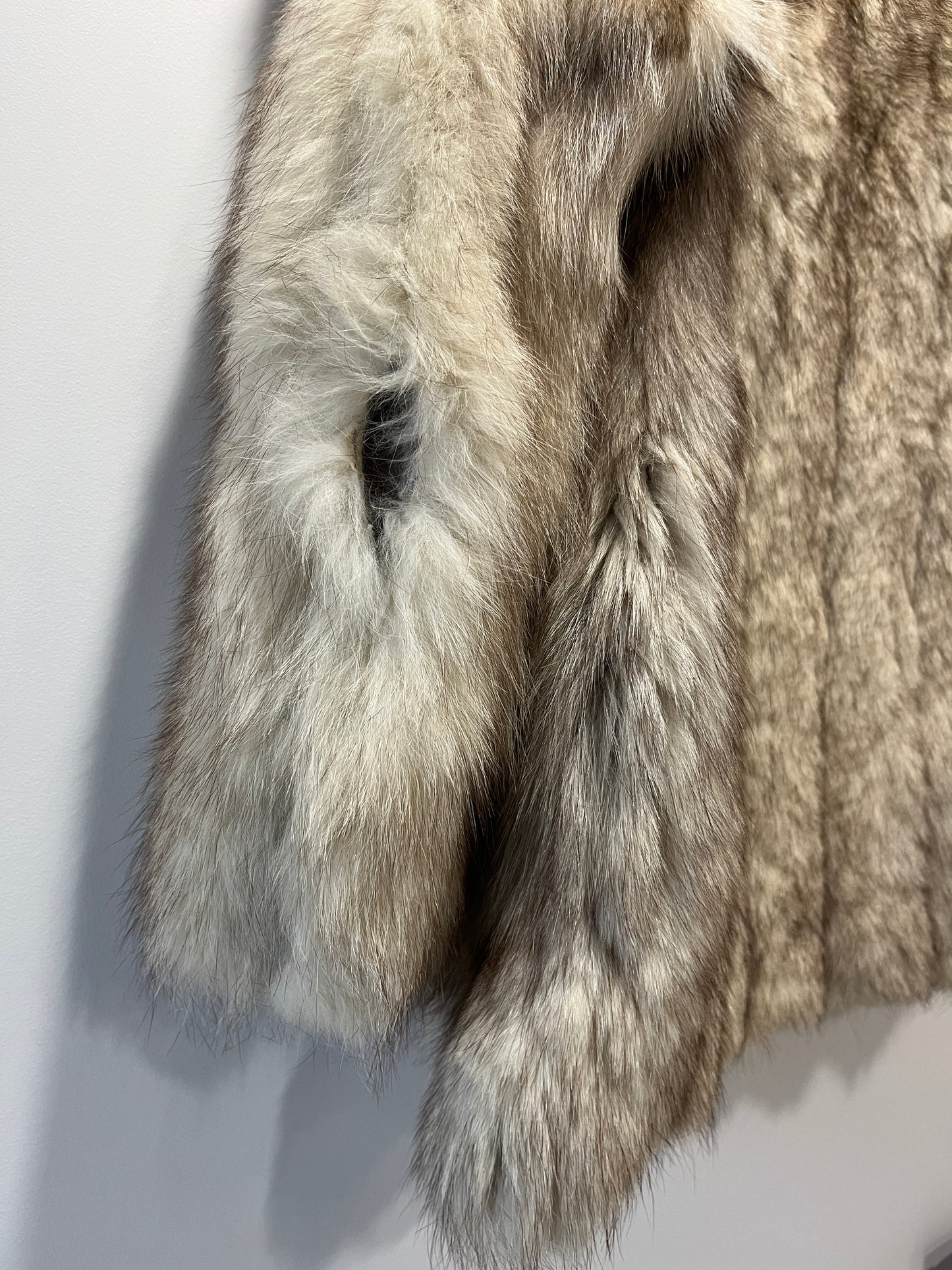 Manteau en fourrure galonné blanc