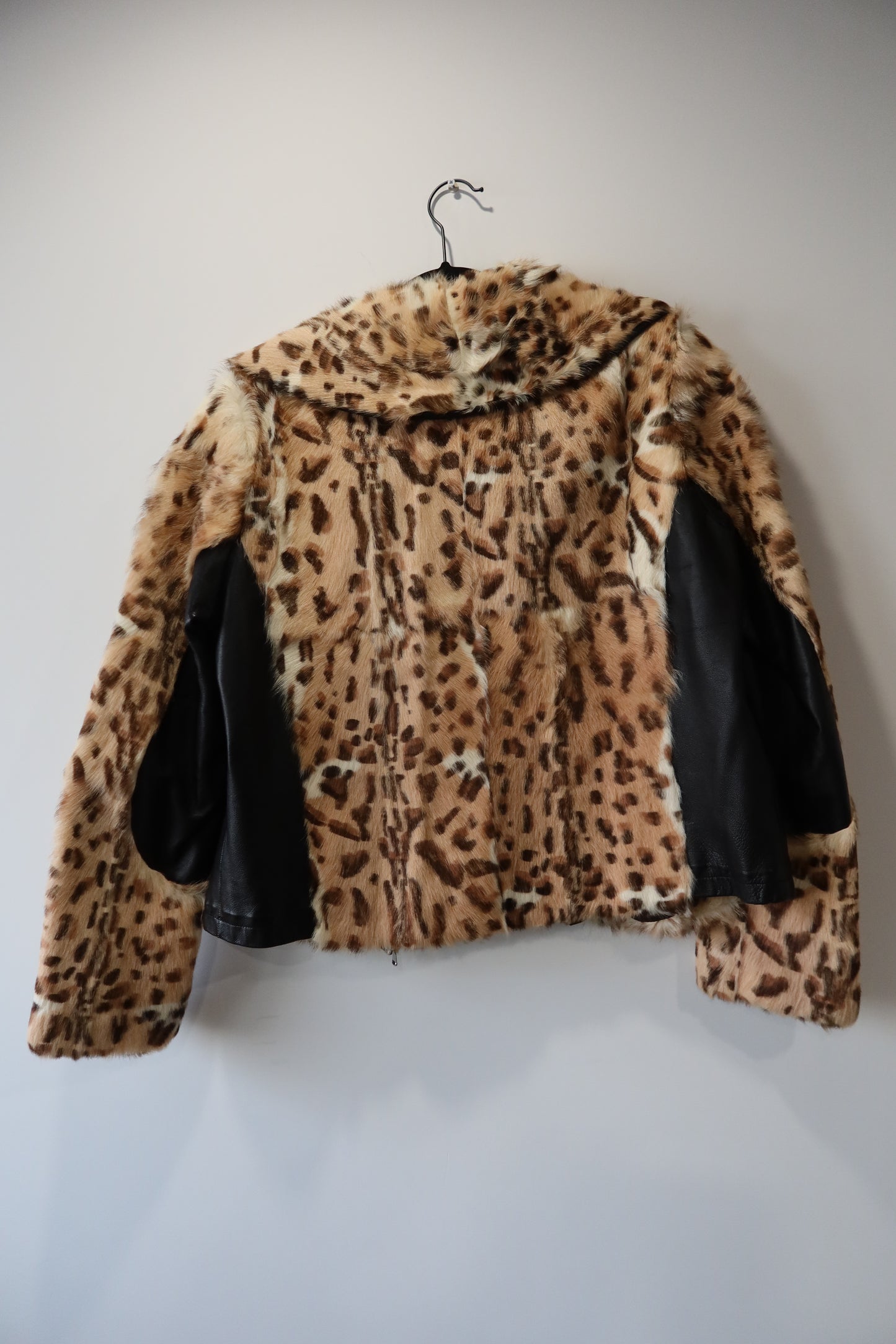Veste en cuir et fourrure imprimée léopard