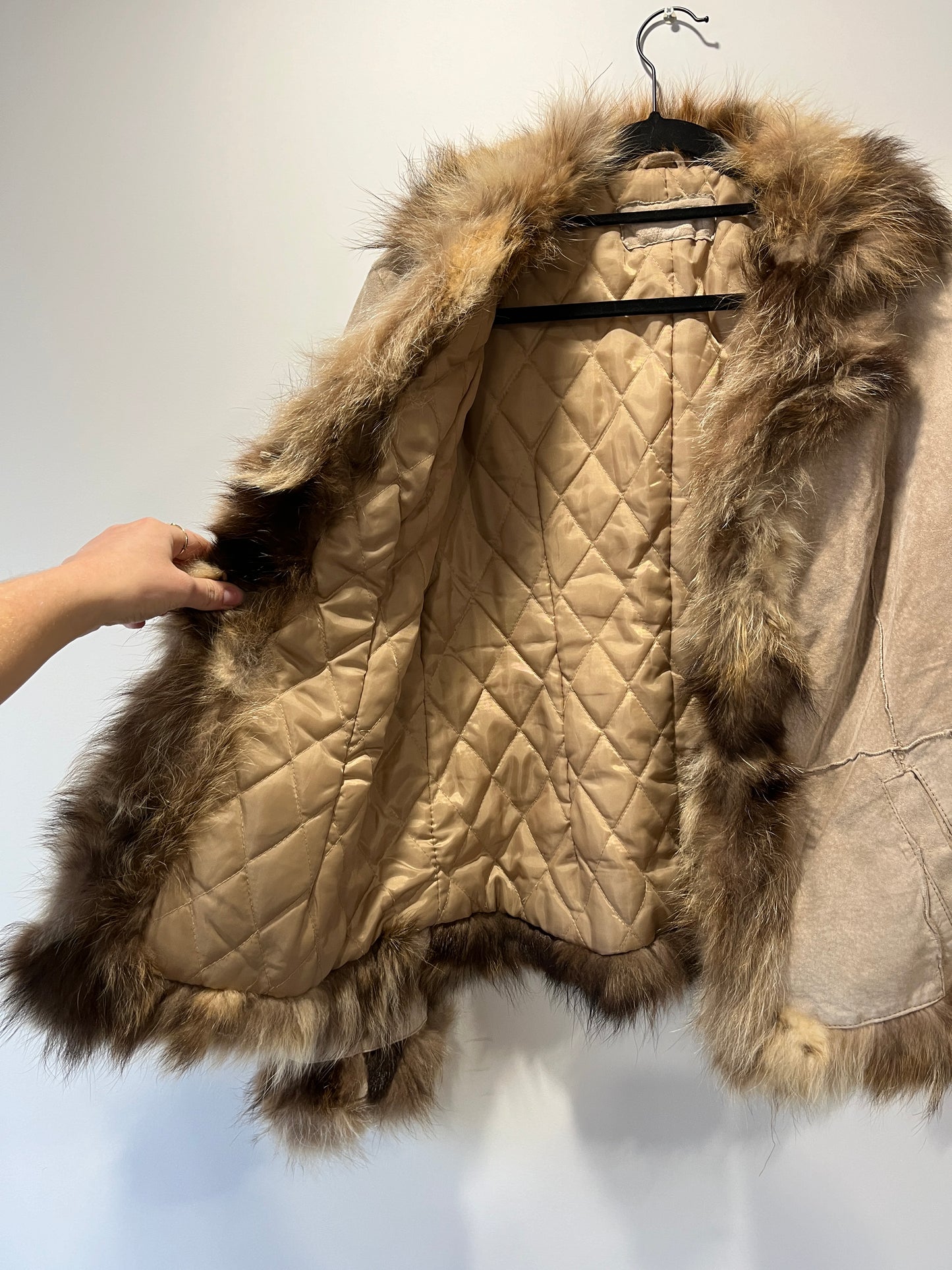 Veste en cuir beige avec bordures en fourrure