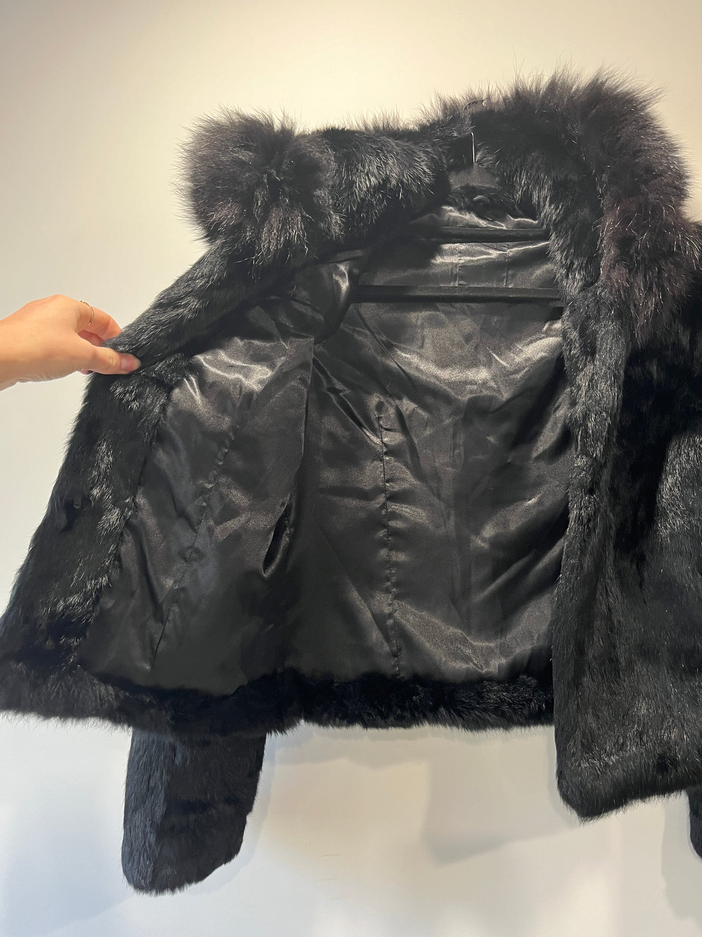 Veste à capuche courte en fourrure noire