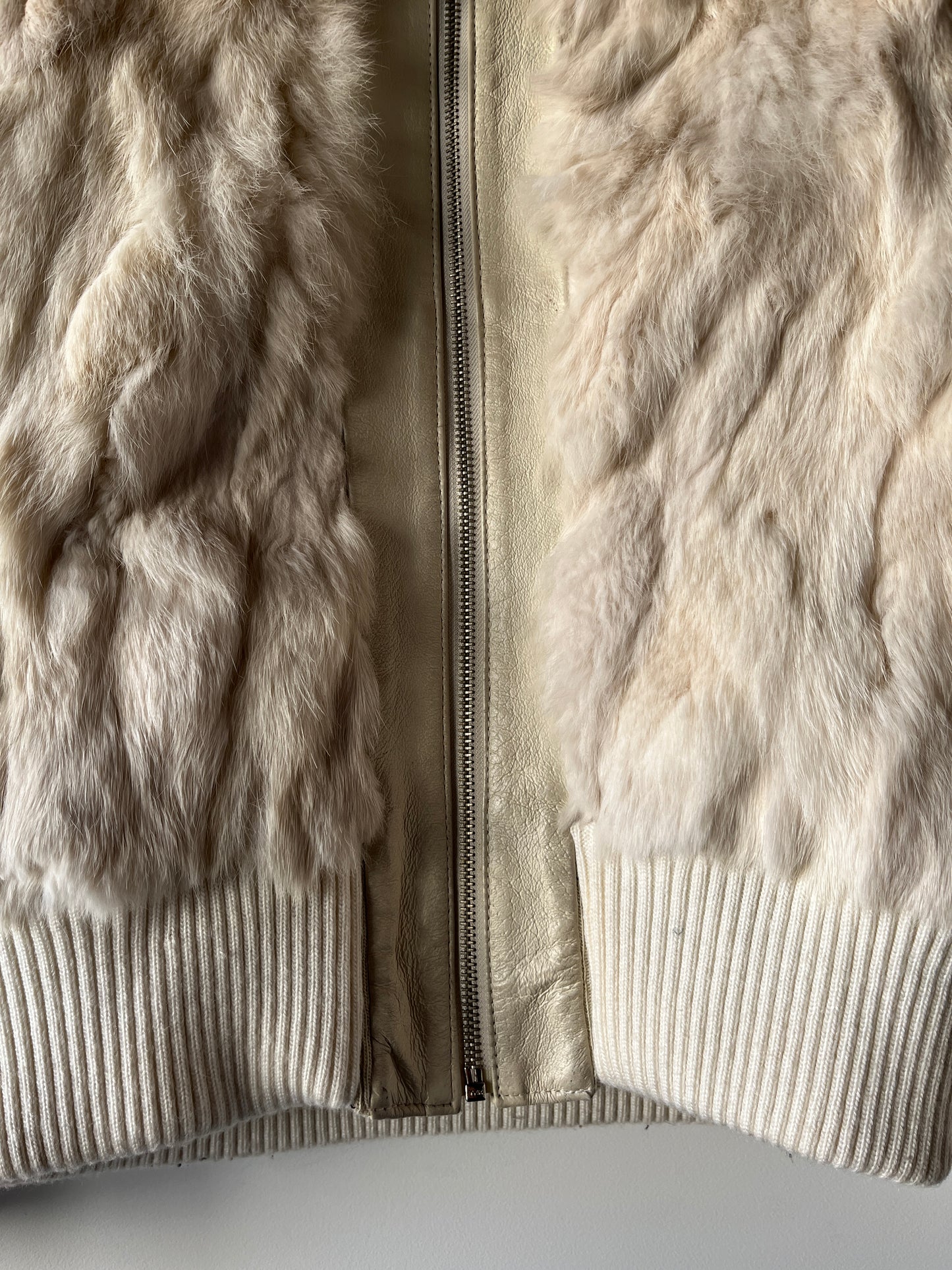 Veste courte en fourrure crème