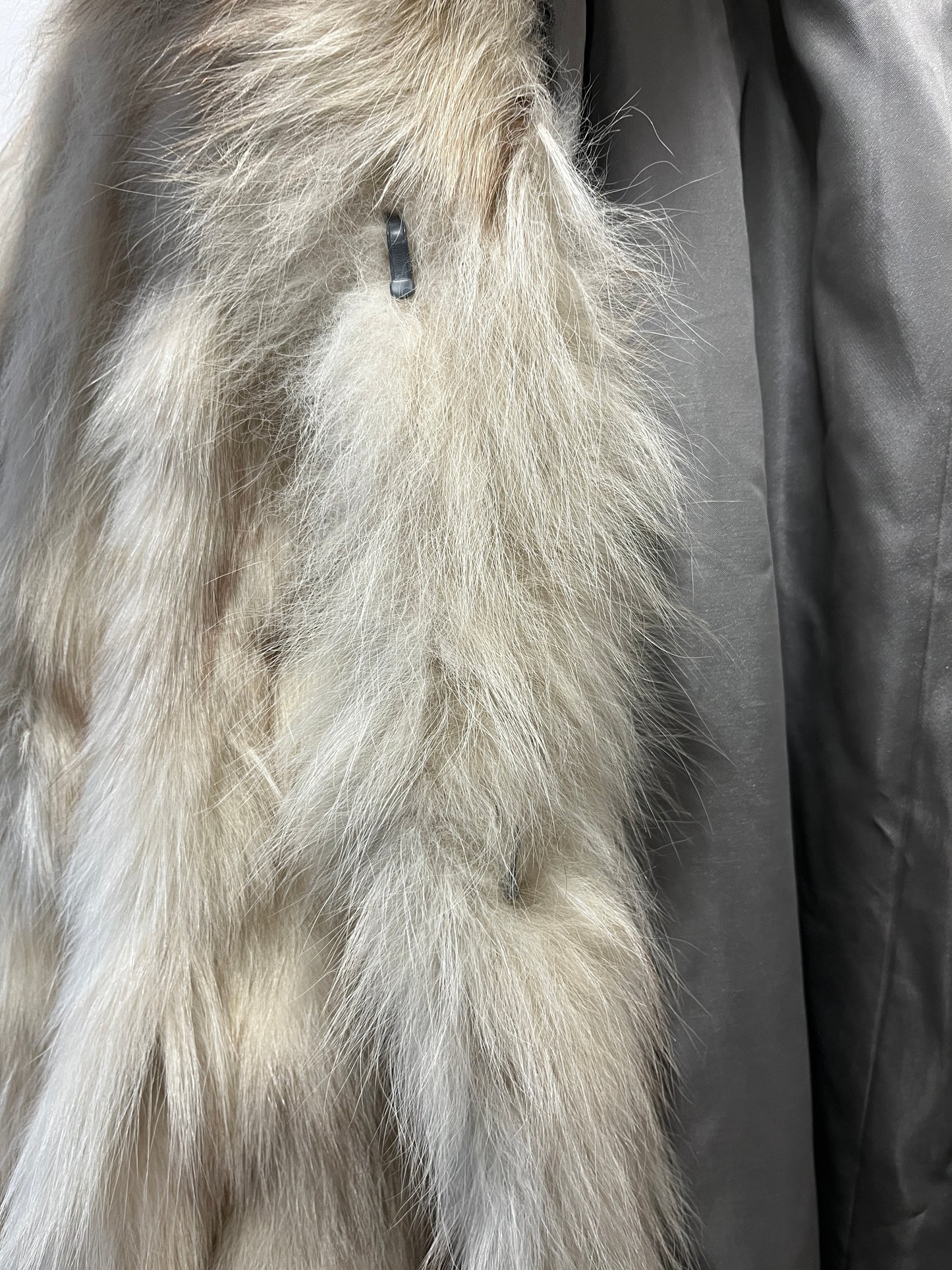 Manteau en fourrure blanc manches chauve-souris