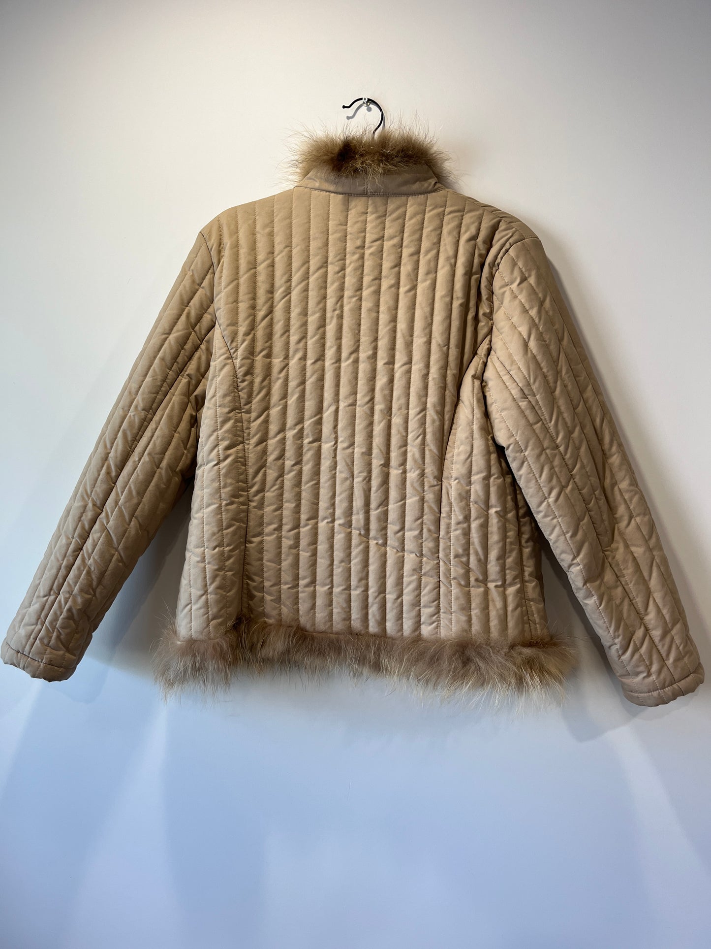 Veste matelassée beige avec bordures en fourrure