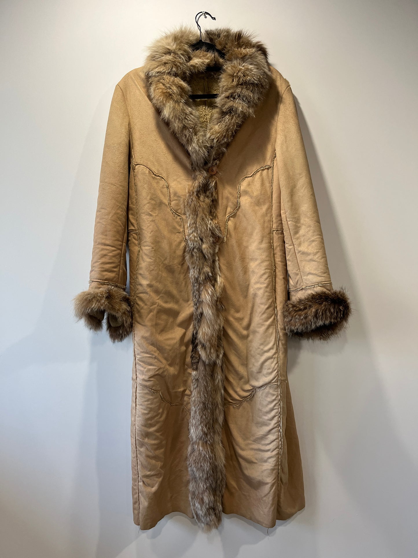 Manteau long beige avec bordures en fourrure