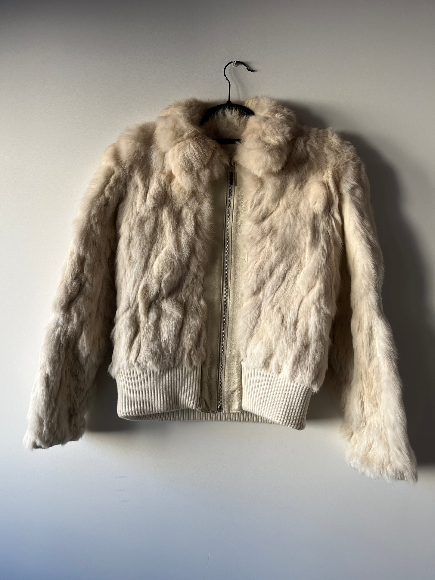 Veste courte en fourrure crème