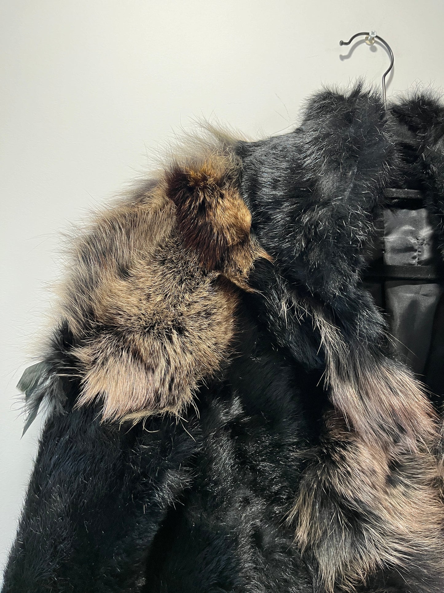 Manteau court en fourrure noir et marron