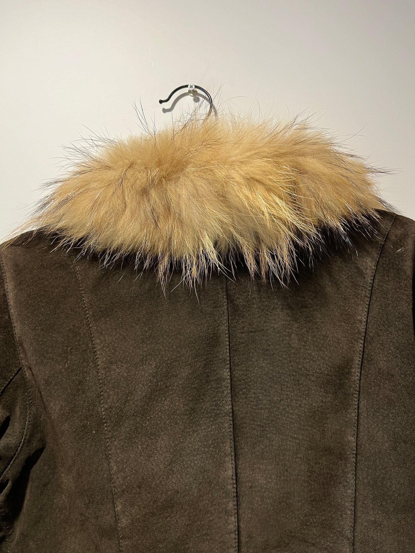 Veste en cuir marron avec bordures en fourrure beige