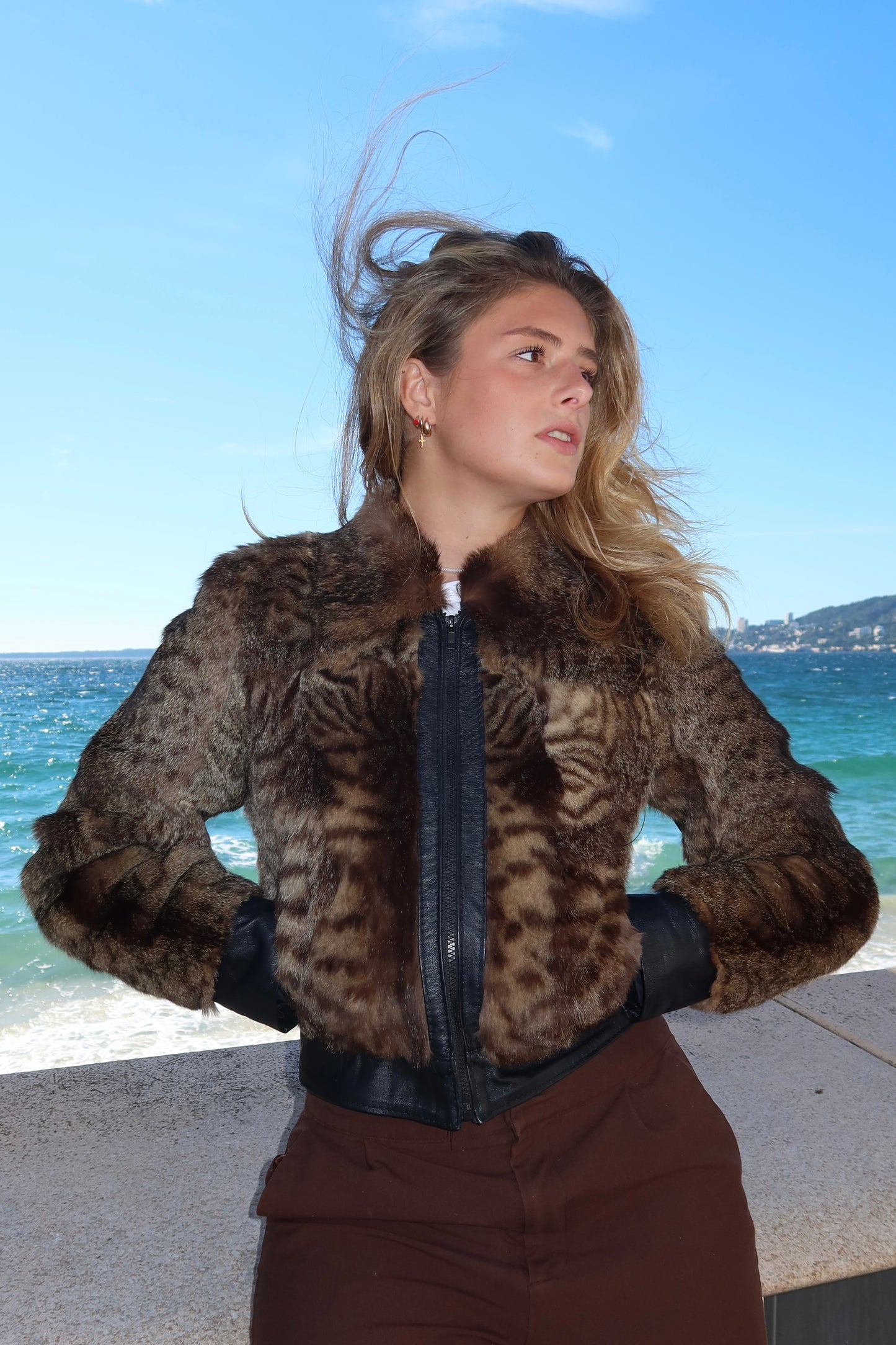 Veste courte en fourrure imprimée animal et cuir
