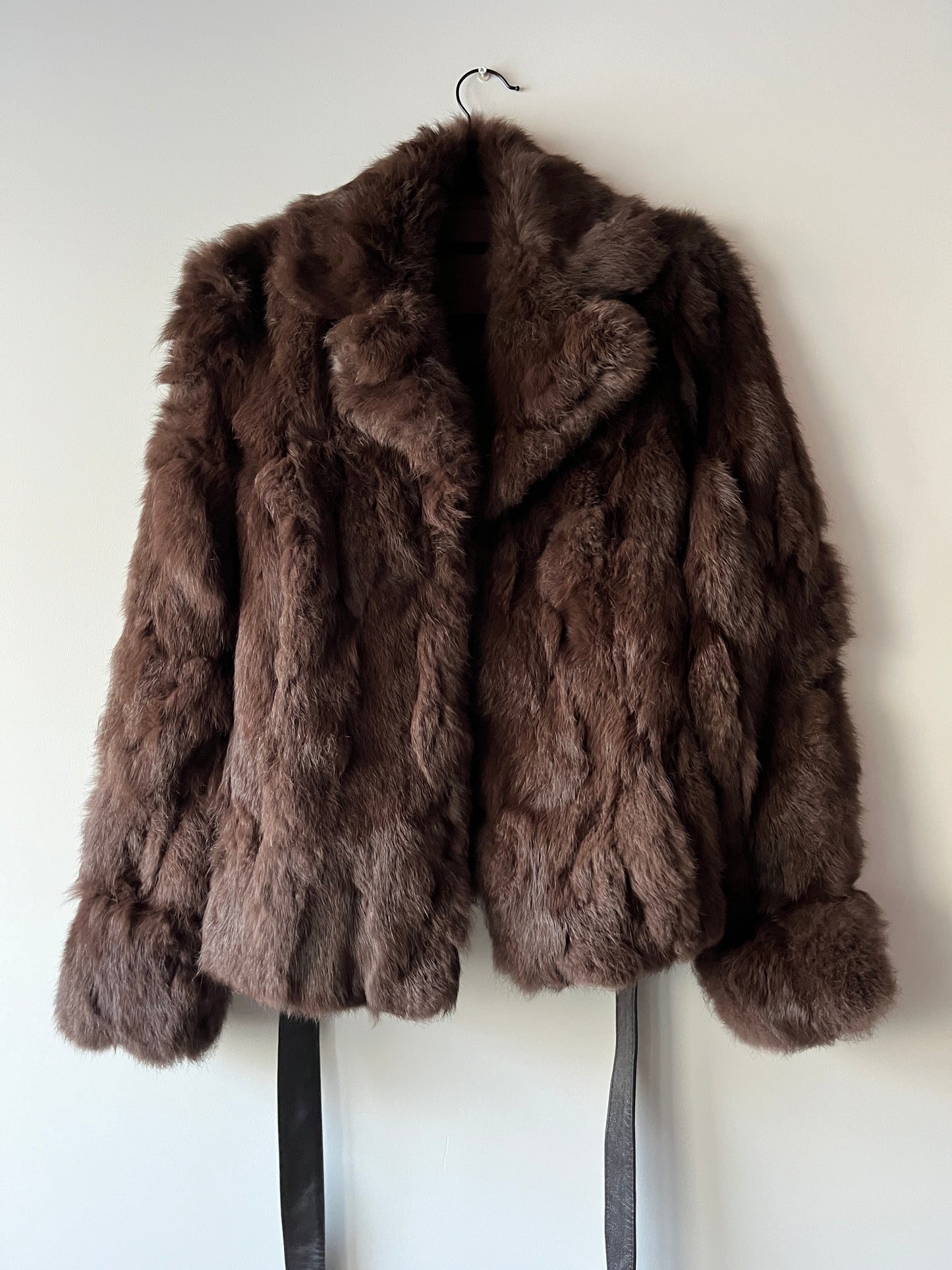 Manteau en fourrure marron ceinturé