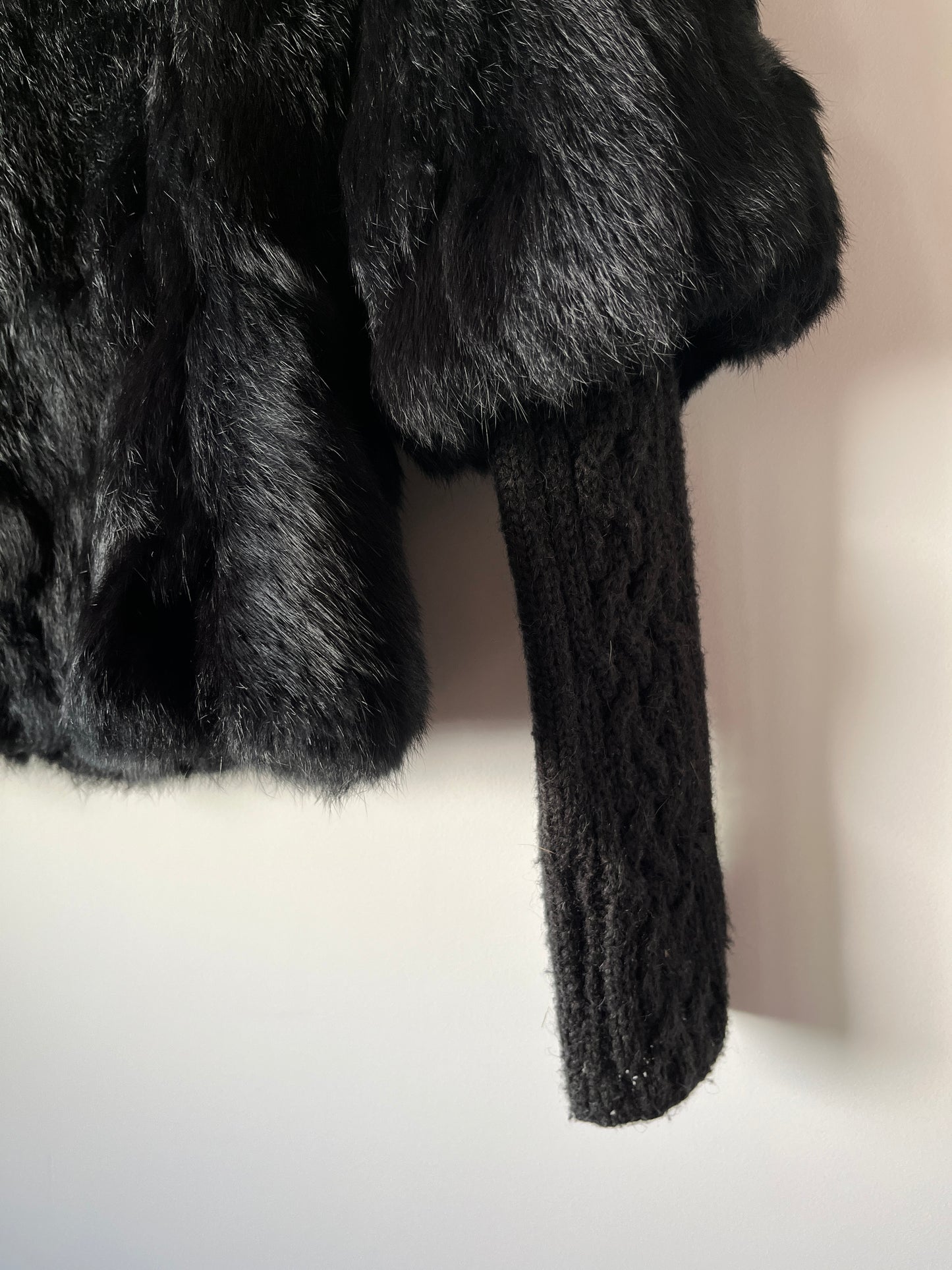 Veste en fourrure noire avec manches cousues