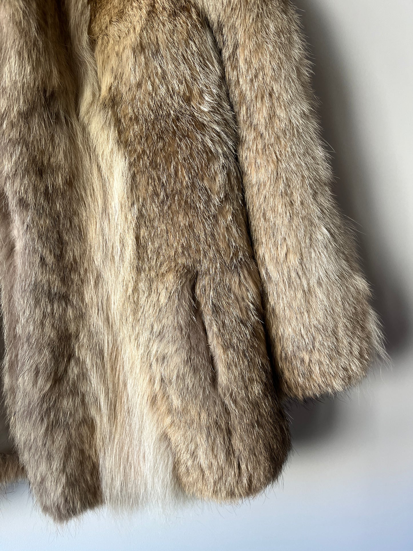 Manteau en fourrure beige et grise