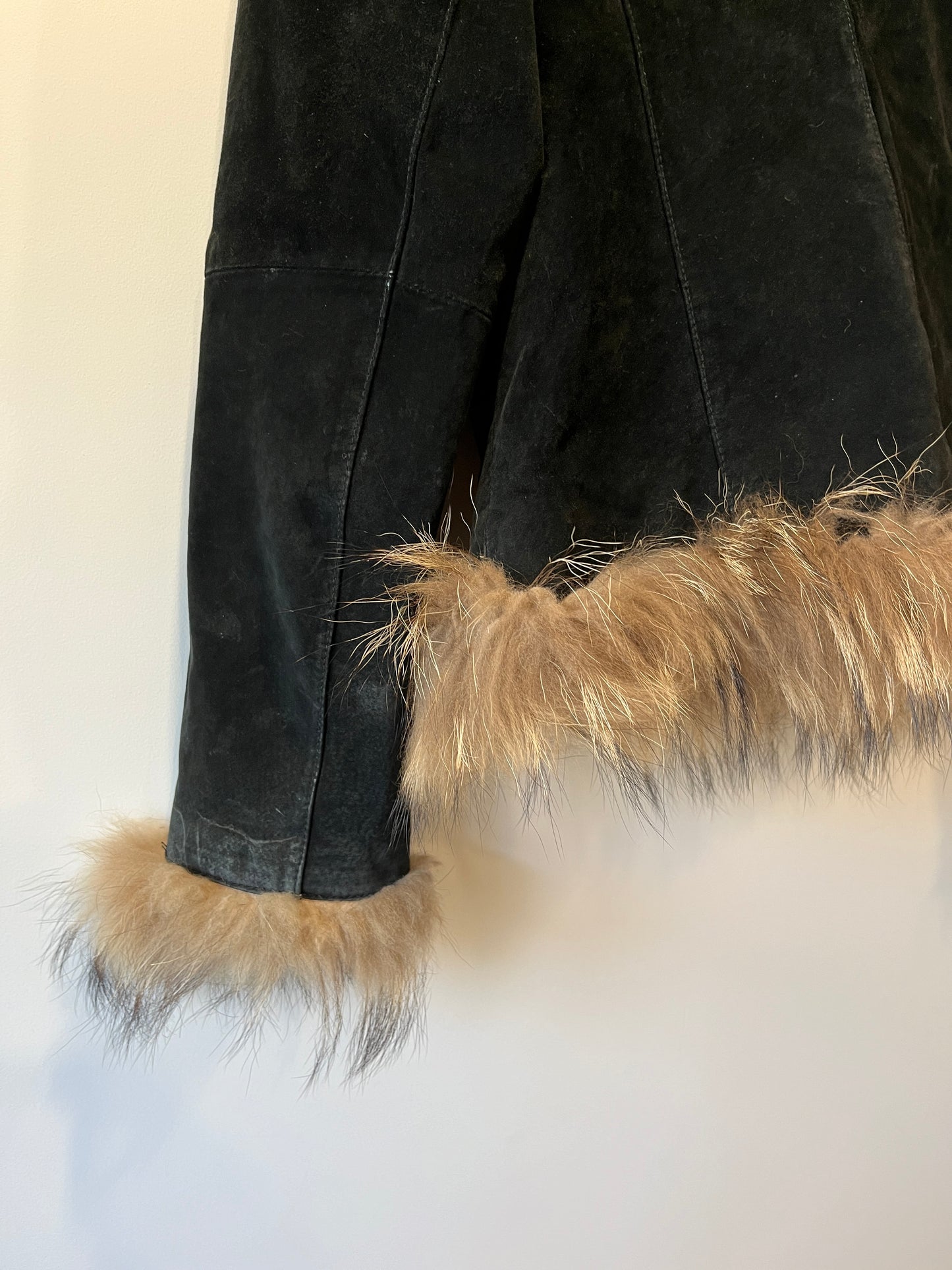 Veste en cuir noir avec bordures en fourrure