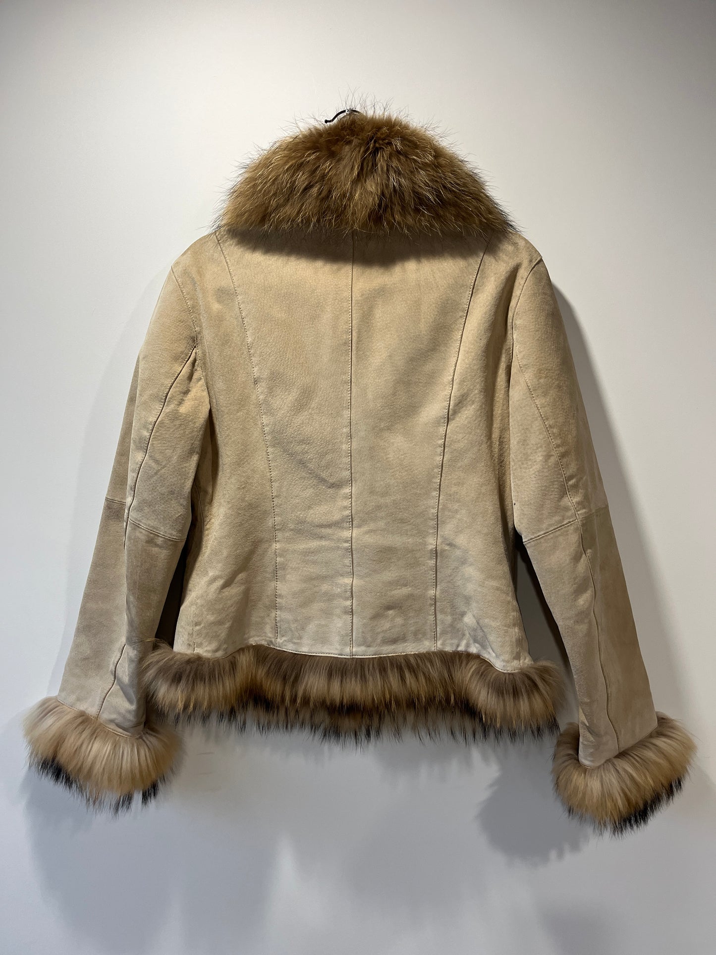 Veste en cuir beige avec bordures en fourrure