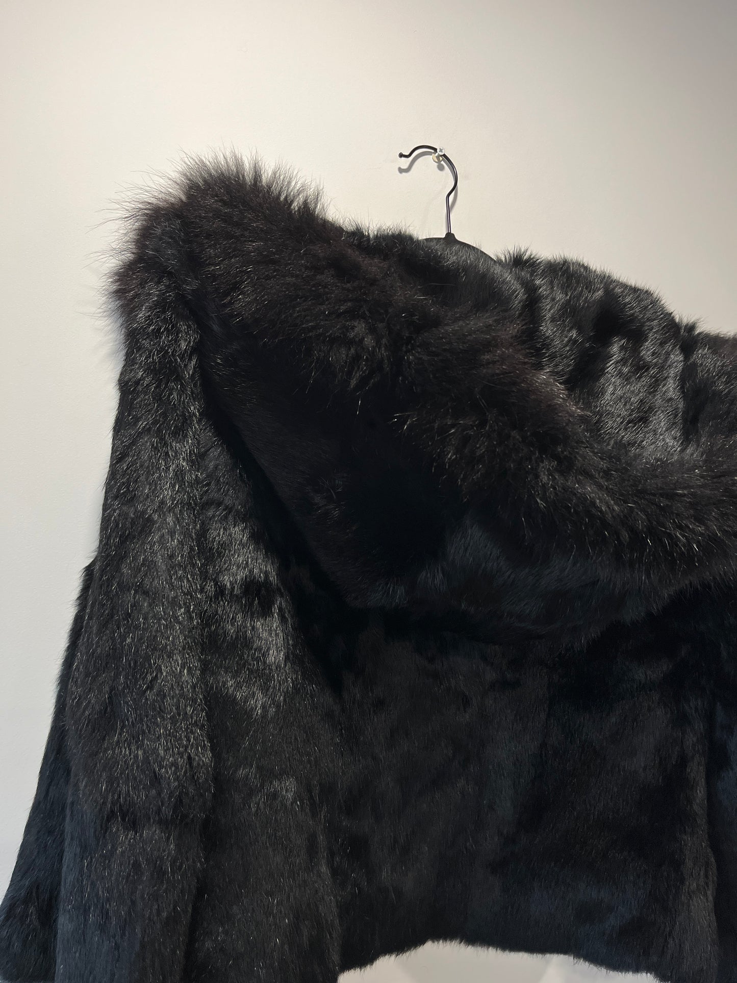 Veste à capuche courte en fourrure noire