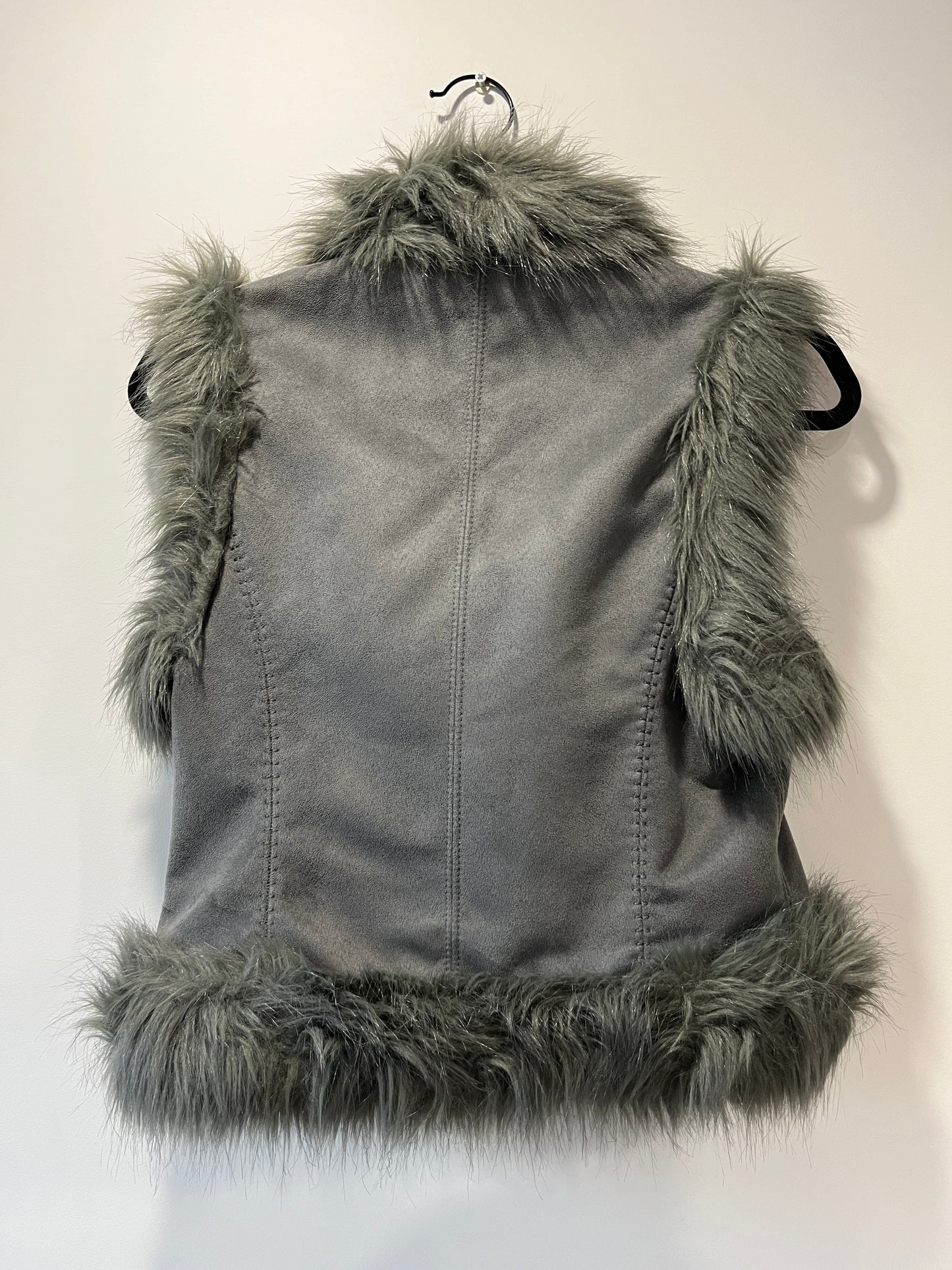 Gilet gris avec bordures en fausse fourrure
