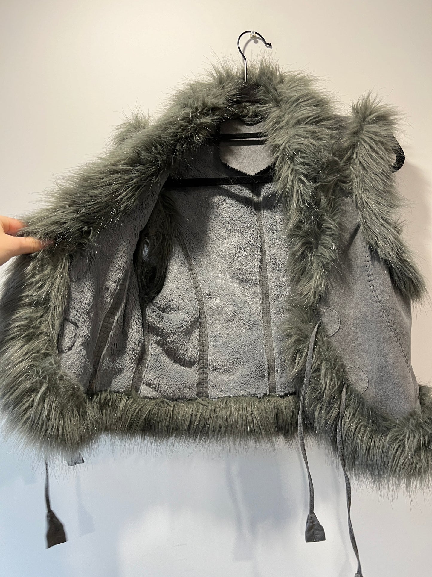 Gilet gris avec bordures en fausse fourrure