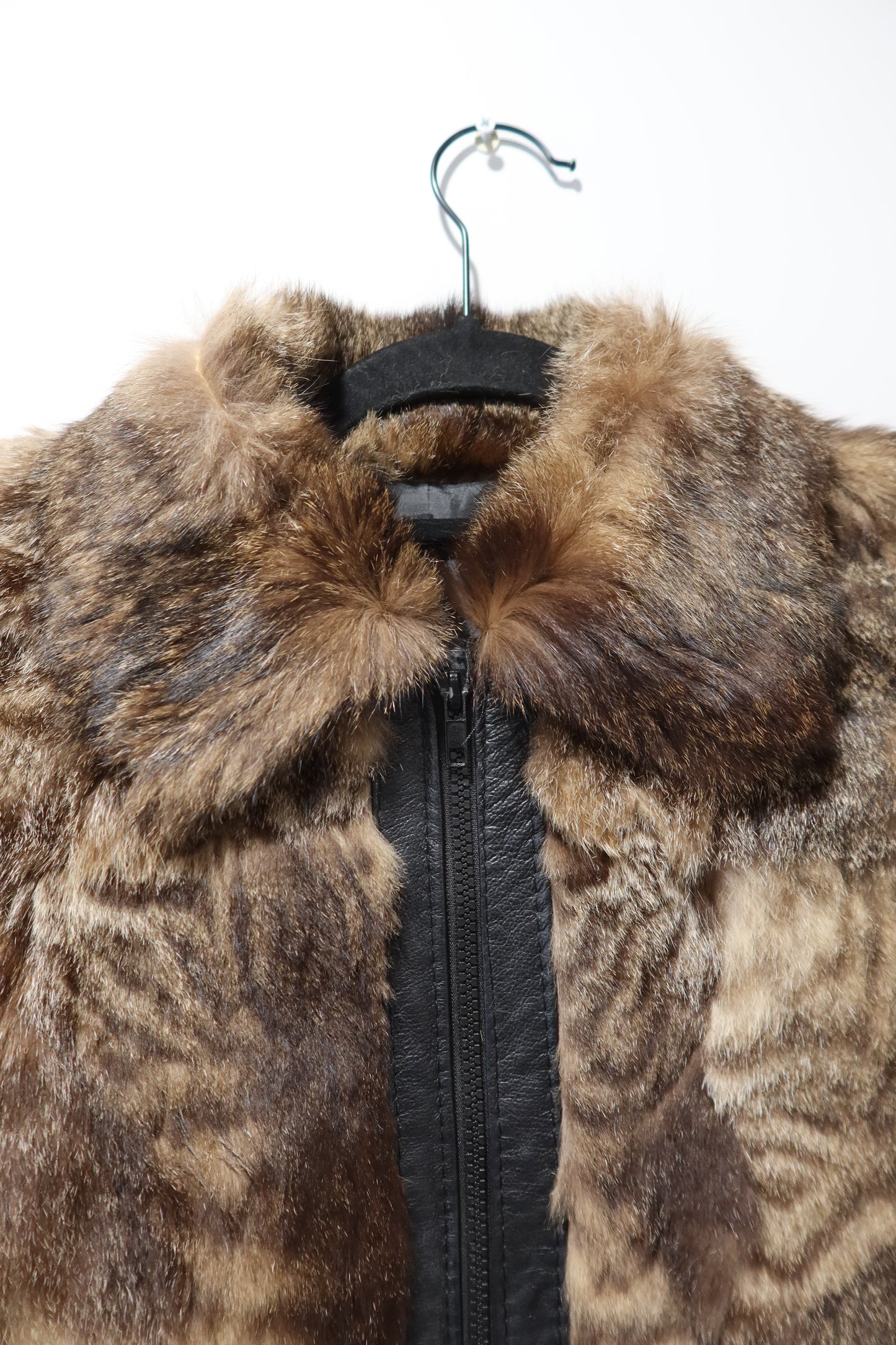 Veste courte en fourrure imprimée animal et cuir
