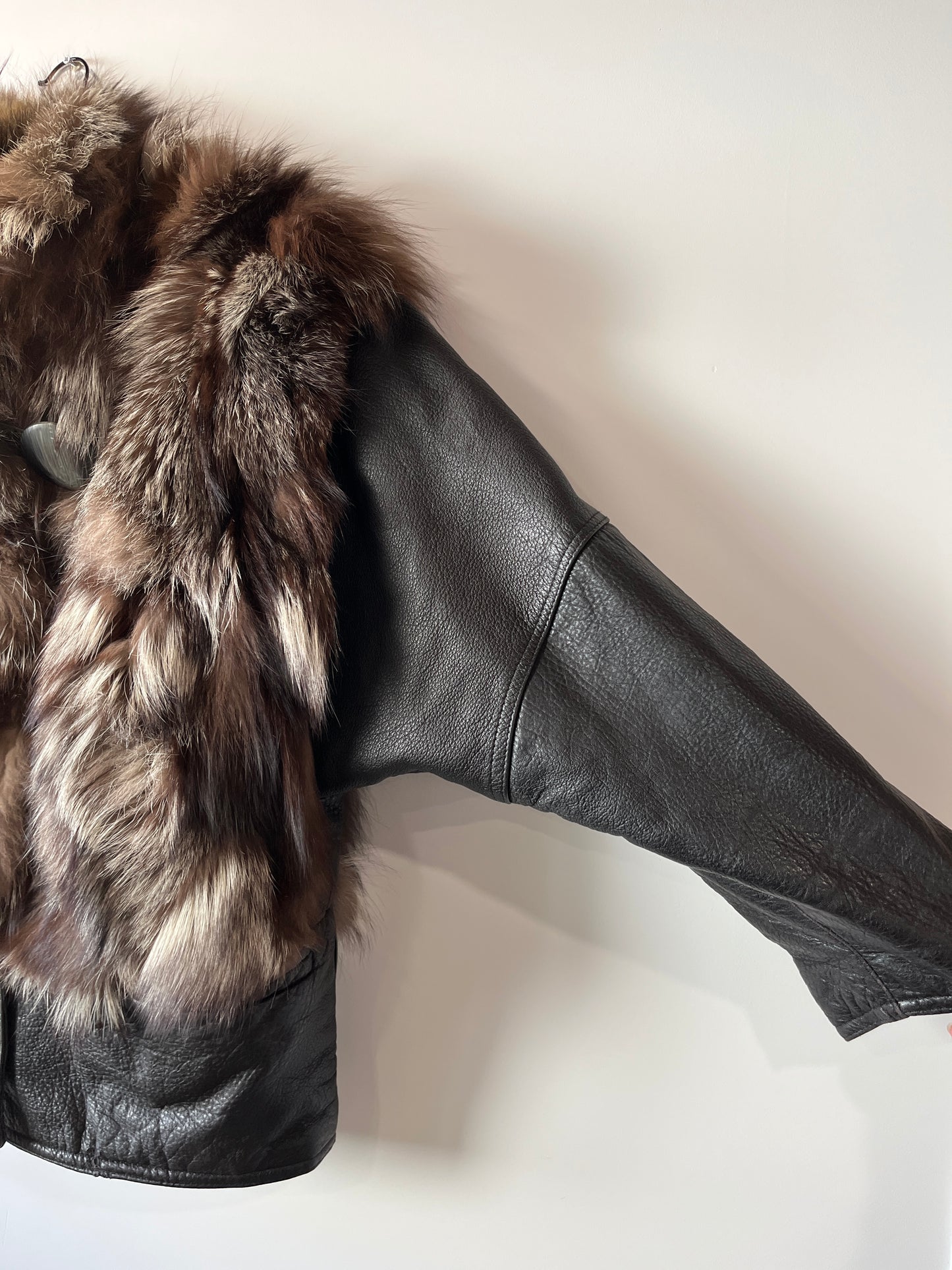 Veste en fourrure et cuir noir