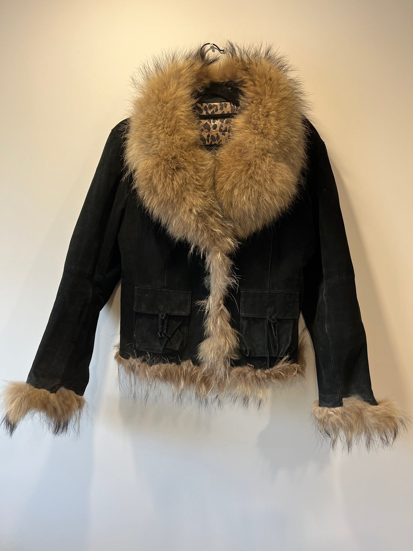 Veste en cuir noir avec bordures en fourrure