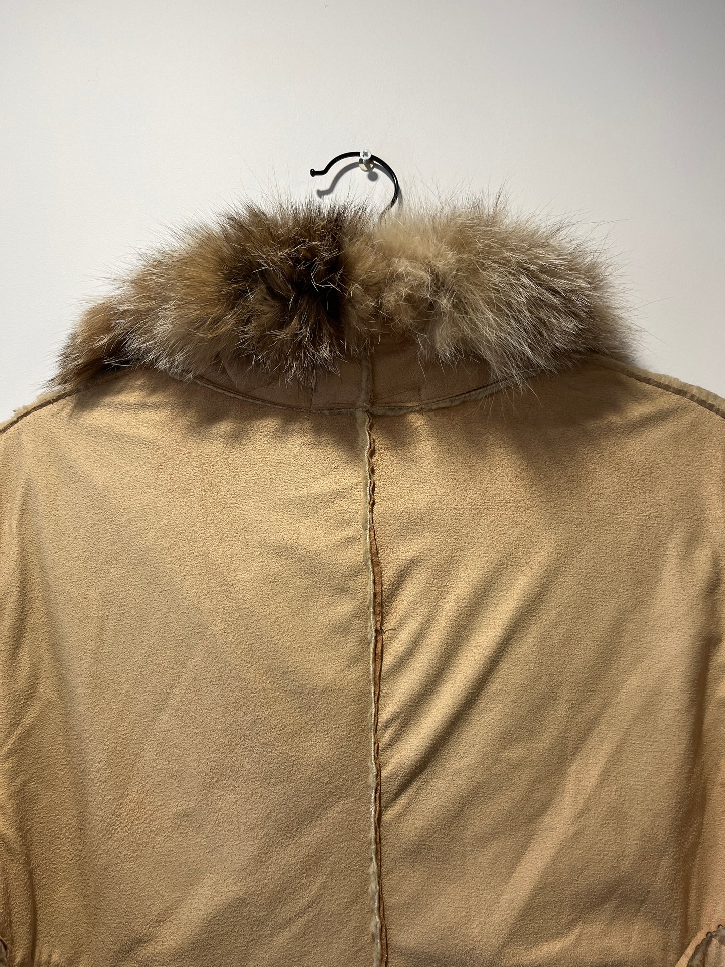 Manteau long beige avec bordures en fourrure